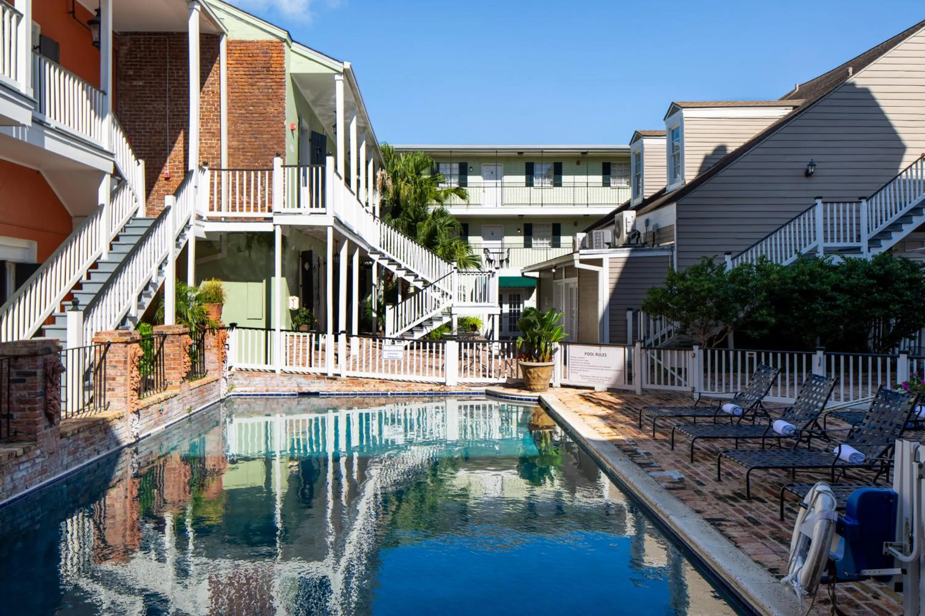 Swimming pool in New Orleans Courtyard Hotel by the French Quarter