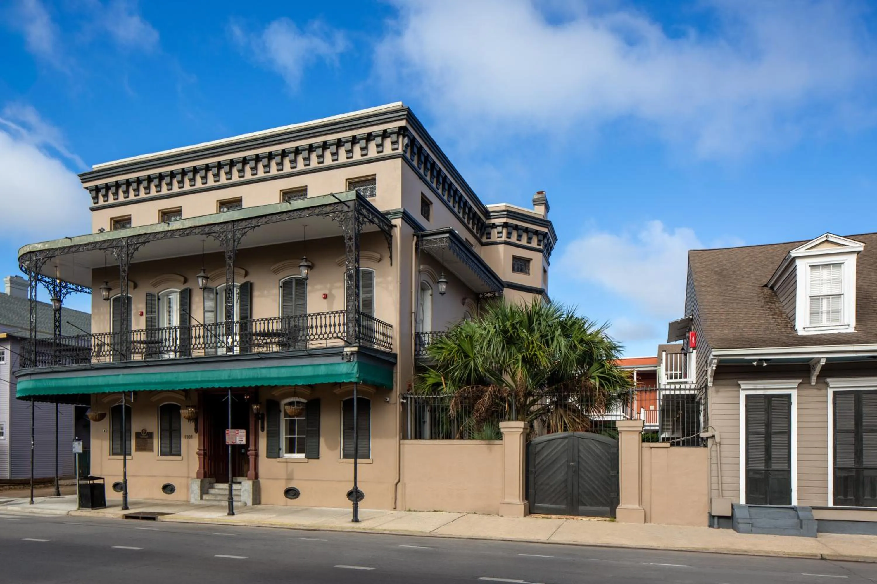 Property building in New Orleans Courtyard Hotel by the French Quarter