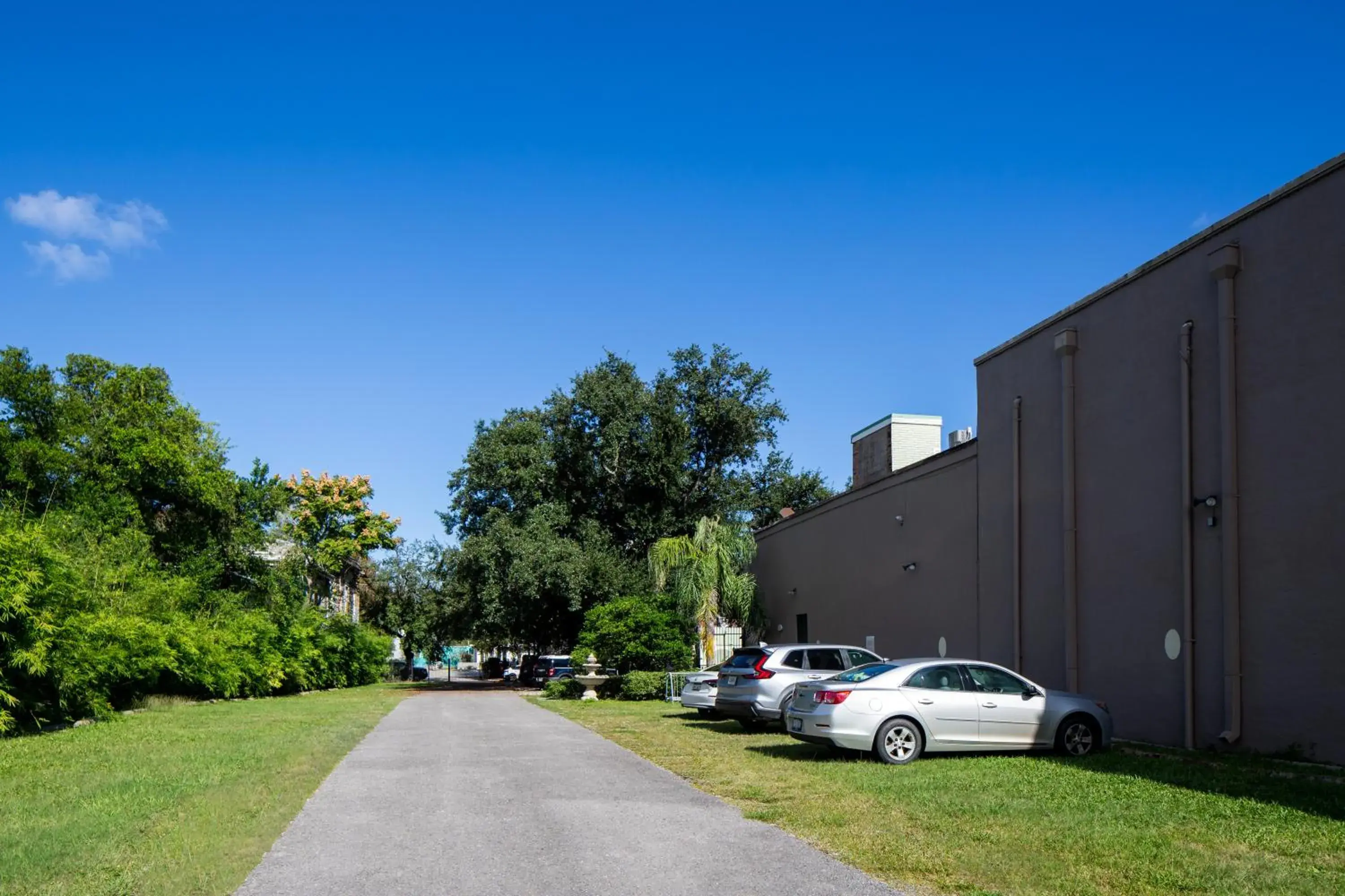Property building in New Orleans Courtyard Hotel by the French Quarter Property building in New Orleans Courtyard Hotel by the French Quarter