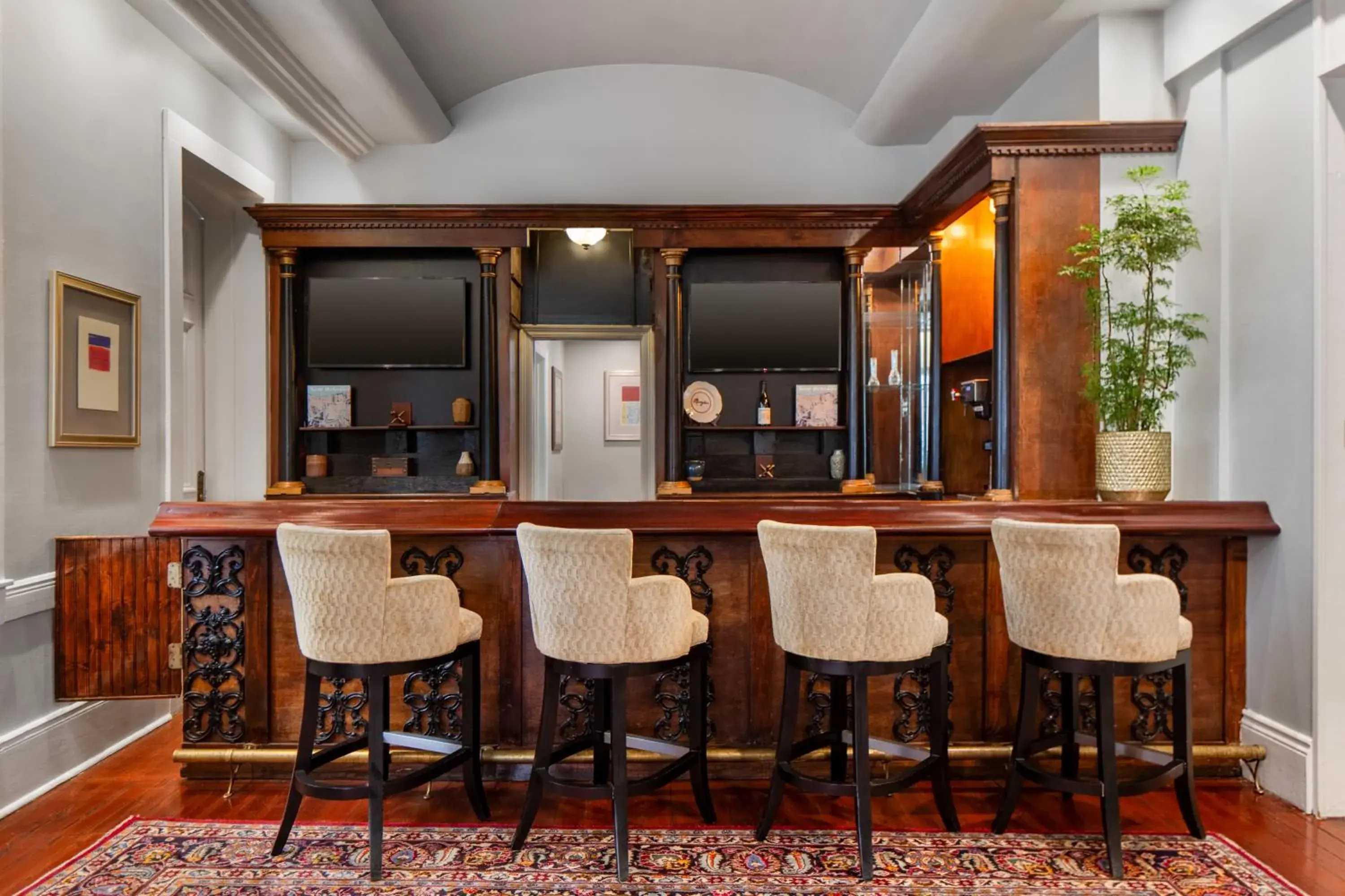 Lounge or bar in New Orleans Courtyard Hotel by the French Quarter Lounge or bar in New Orleans Courtyard Hotel by the French Quarter