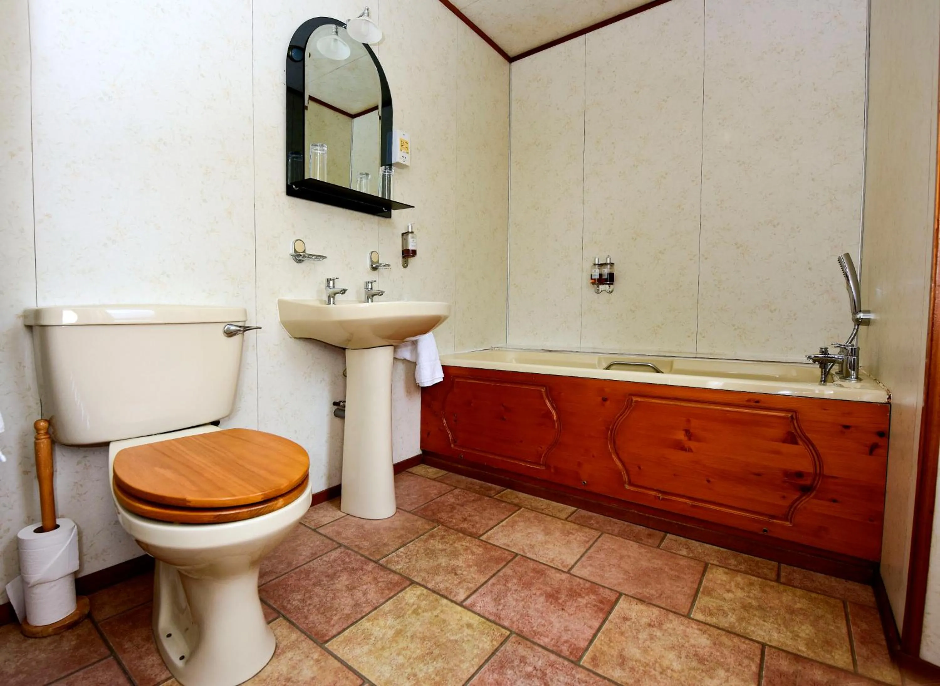 Standard Twin Room with Bath in Ardlui Hotel