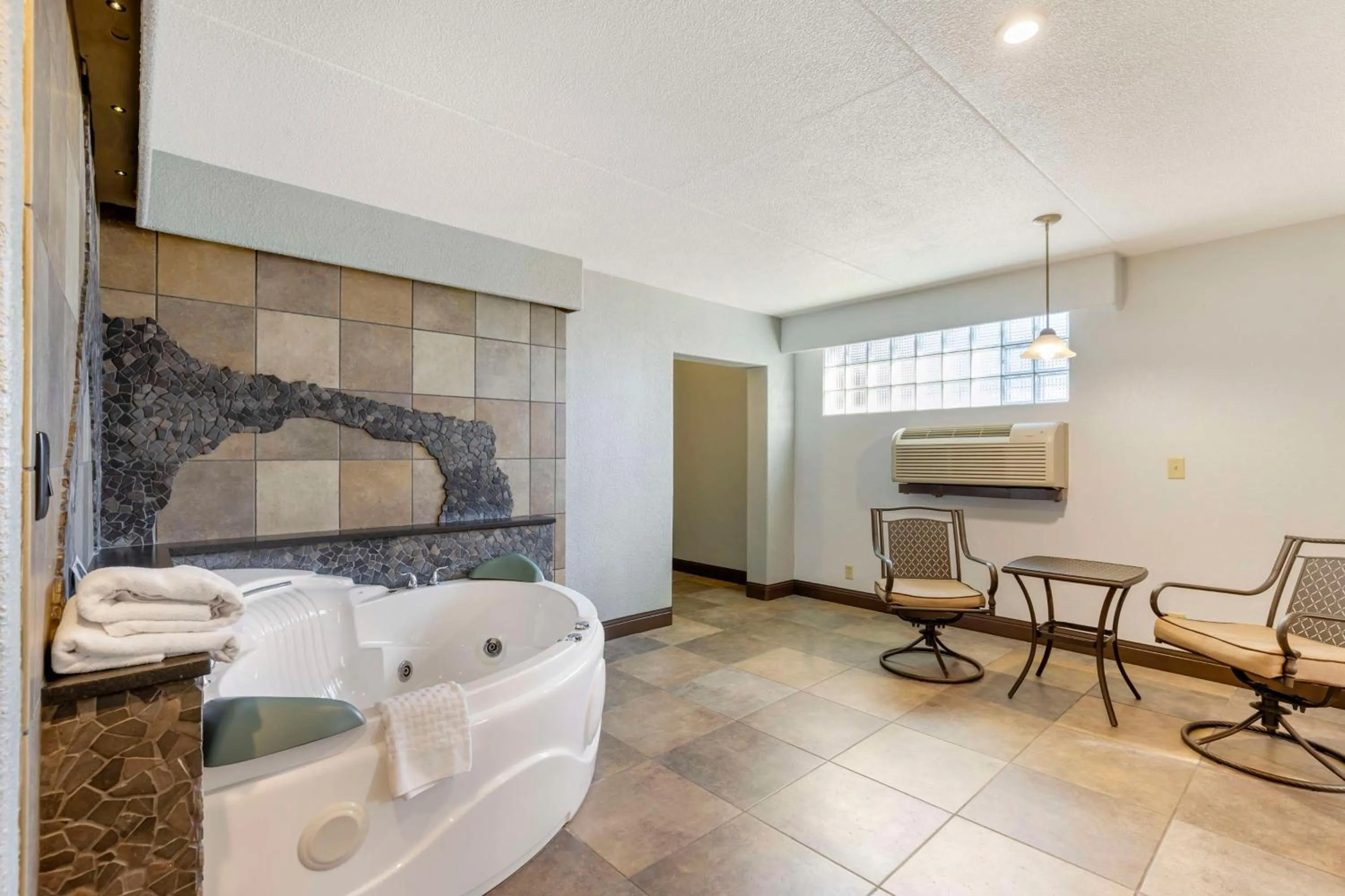 Bedroom in Best Western Plus Longbranch Hotel & Convention Center