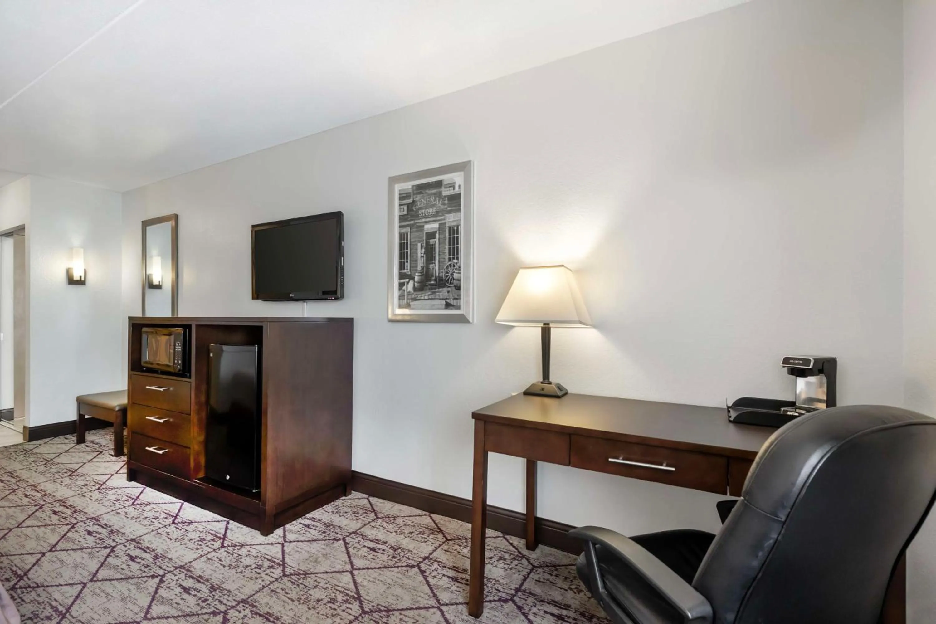 Bedroom in Best Western Plus Longbranch Hotel & Convention Center