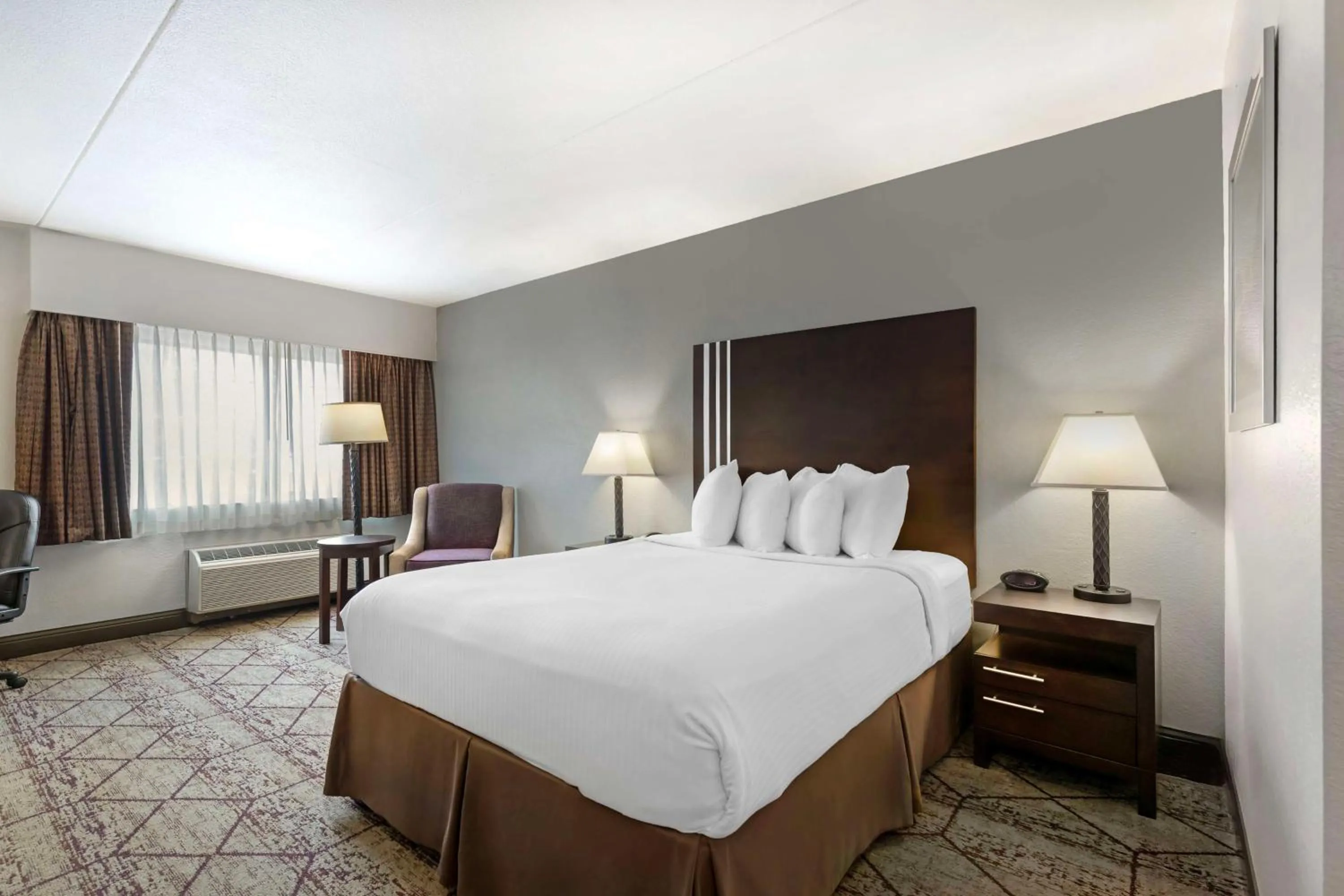 Bedroom, Bed in Best Western Plus Longbranch Hotel & Convention Center