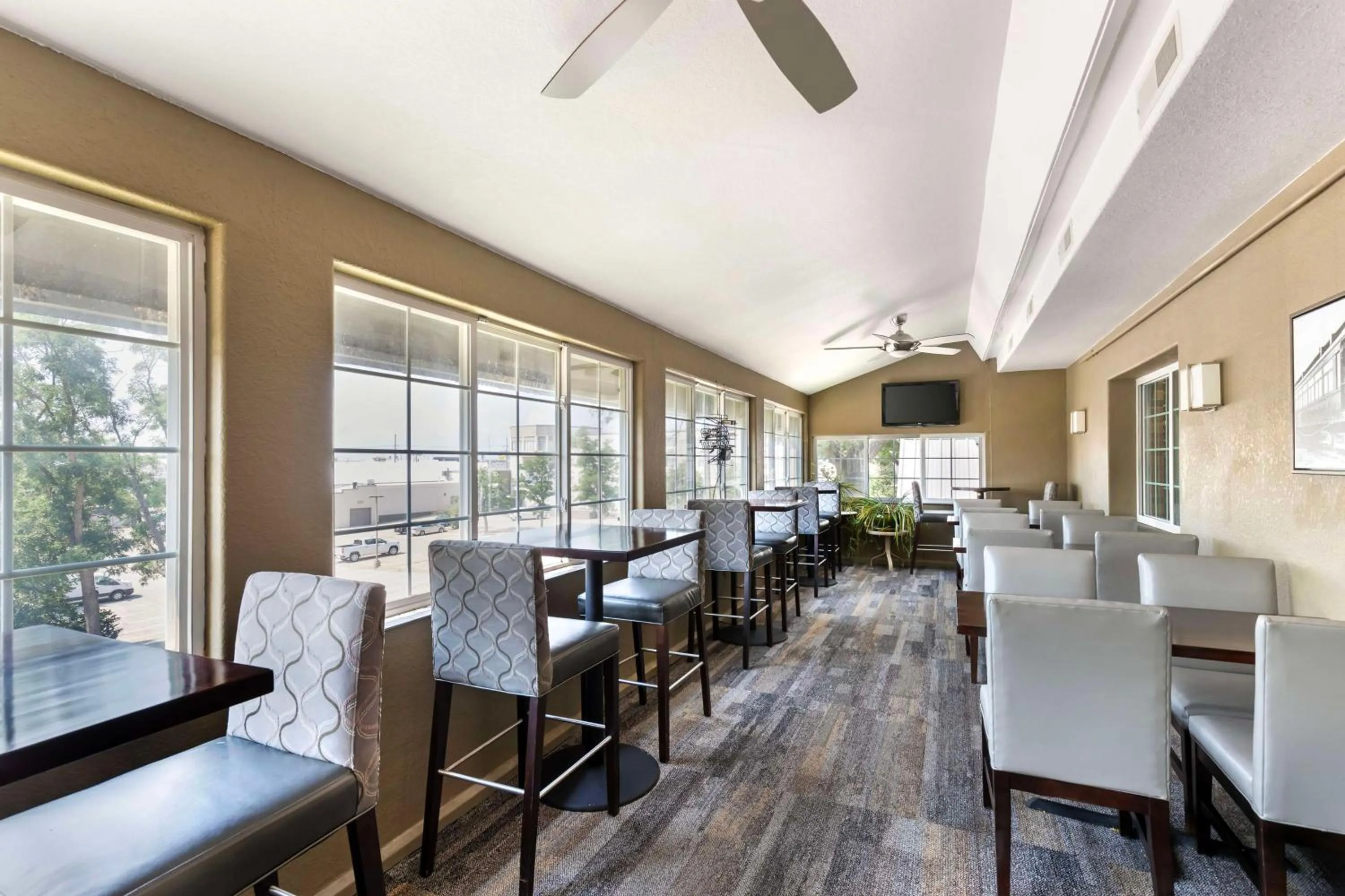 Breakfast in Best Western Plus Longbranch Hotel & Convention Center