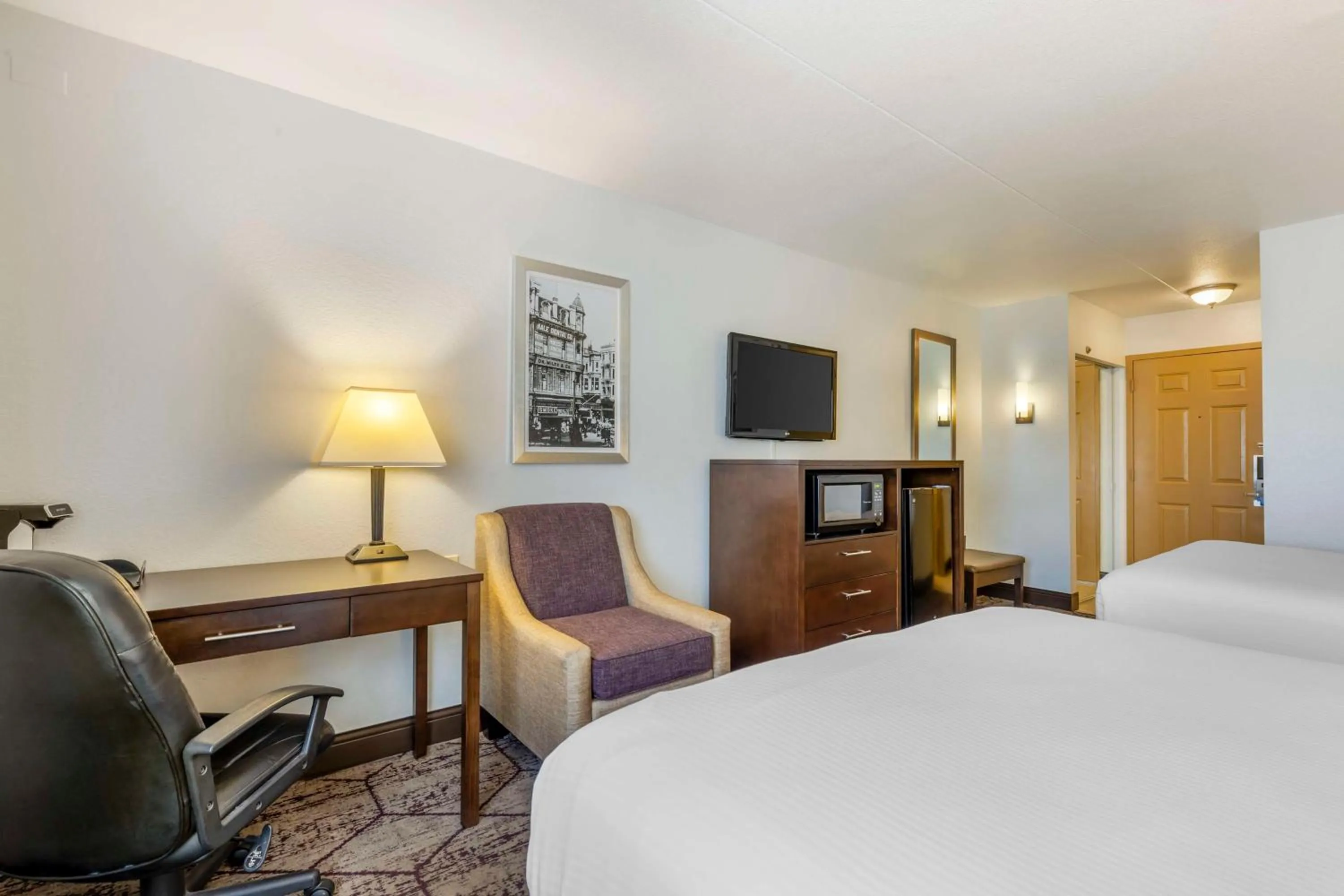 Bedroom, Bed in Best Western Plus Longbranch Hotel & Convention Center