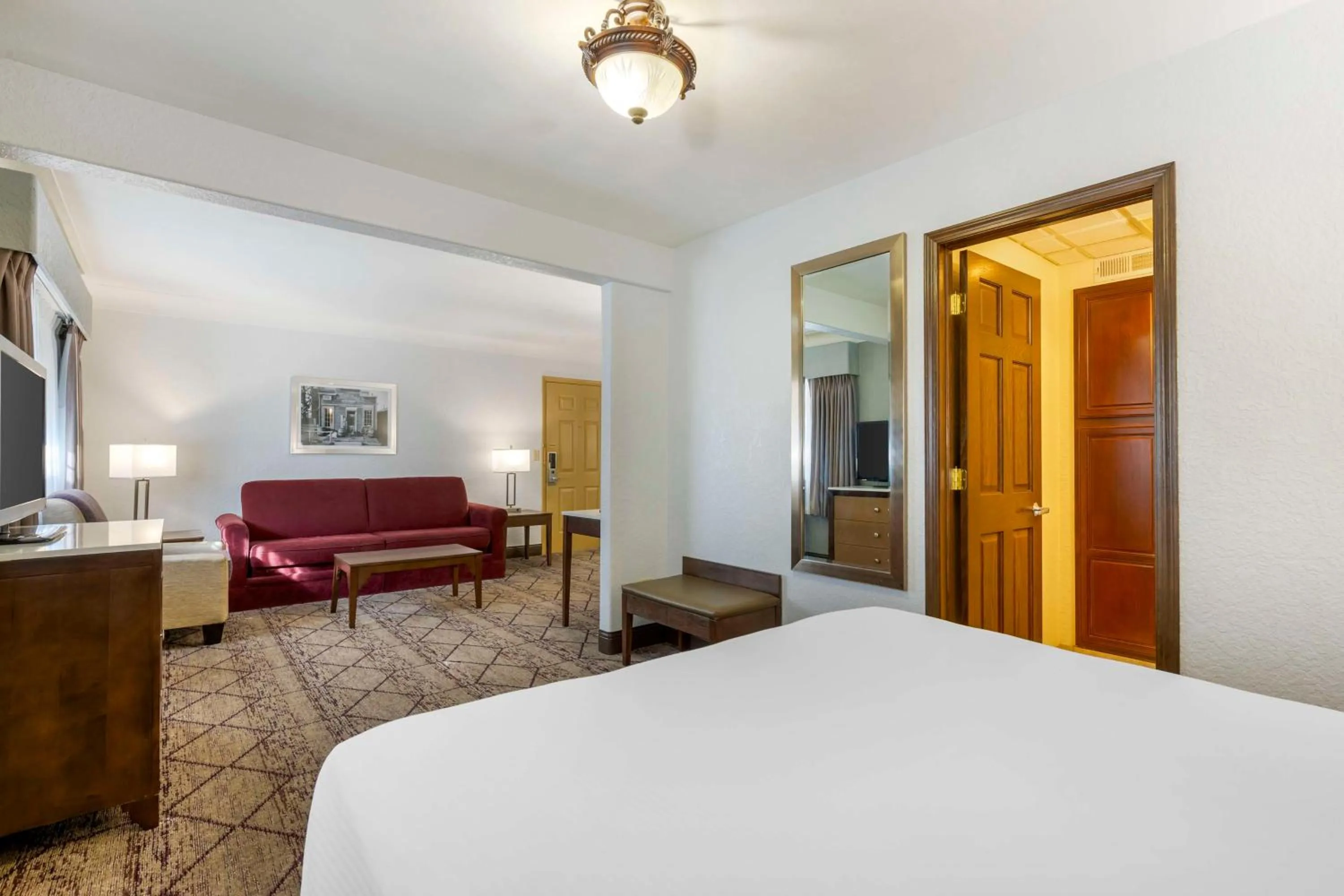 Bedroom, Bed in Best Western Plus Longbranch Hotel & Convention Center