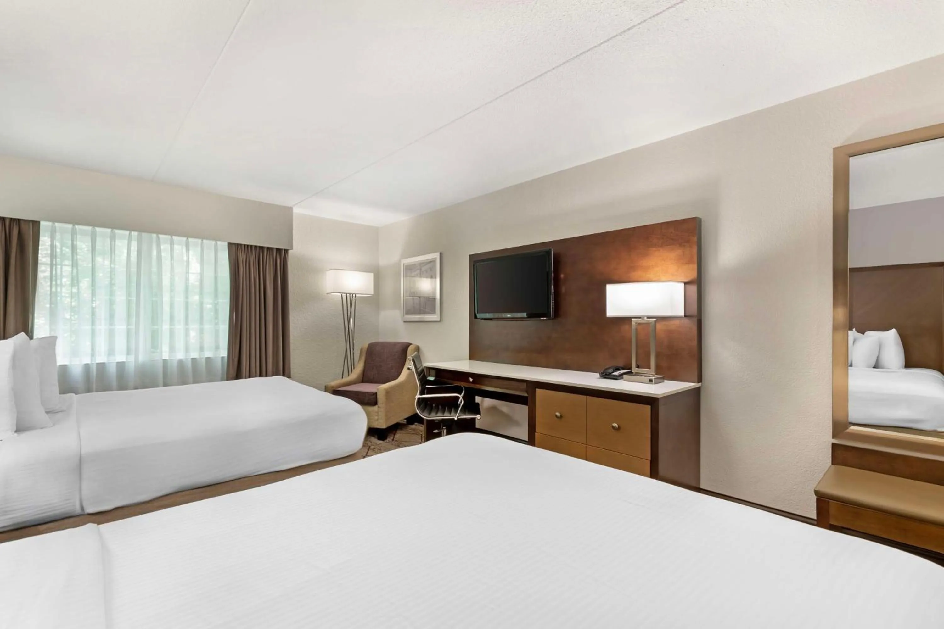 Bedroom, Bed in Best Western Plus Longbranch Hotel & Convention Center