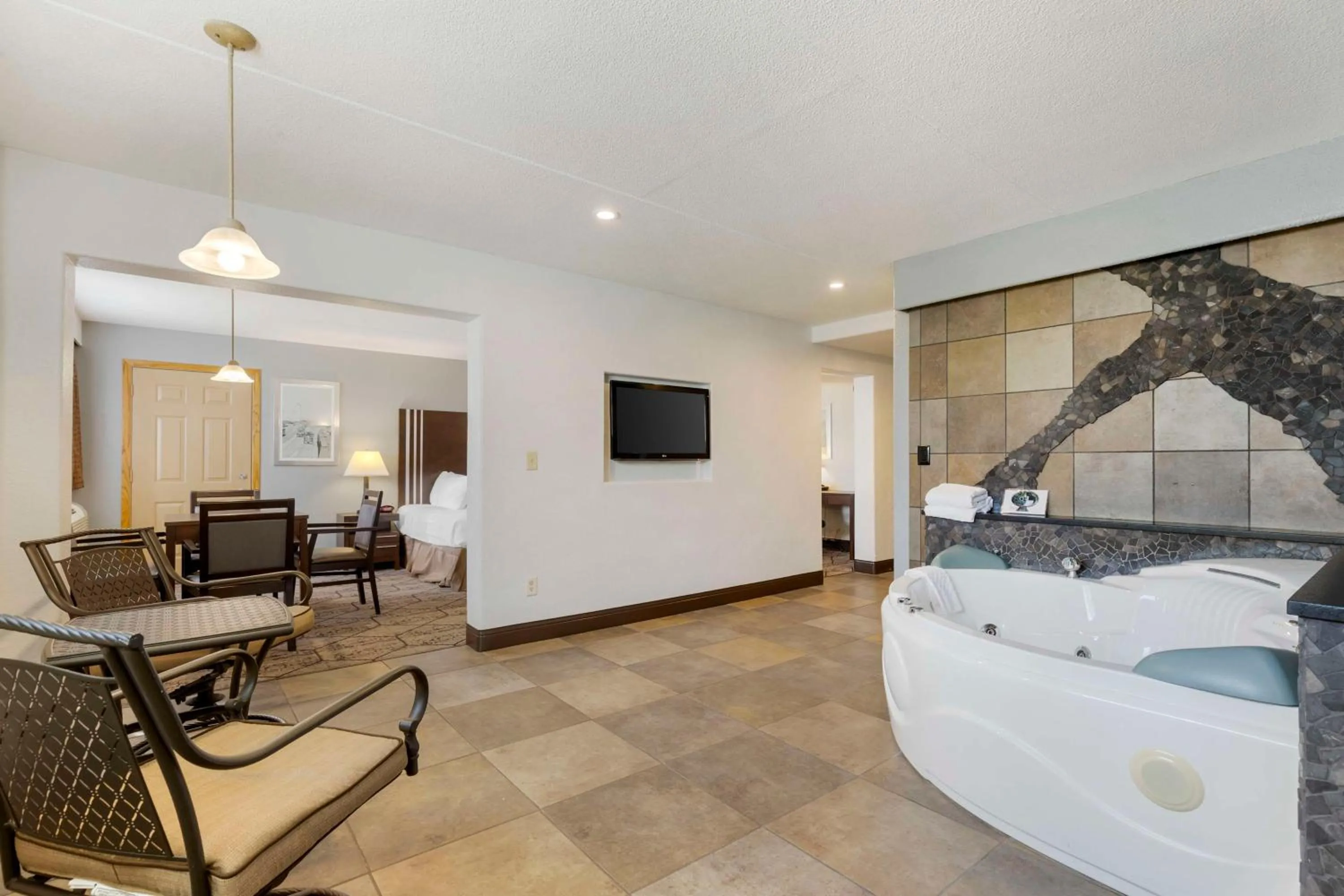 Bedroom in Best Western Plus Longbranch Hotel & Convention Center