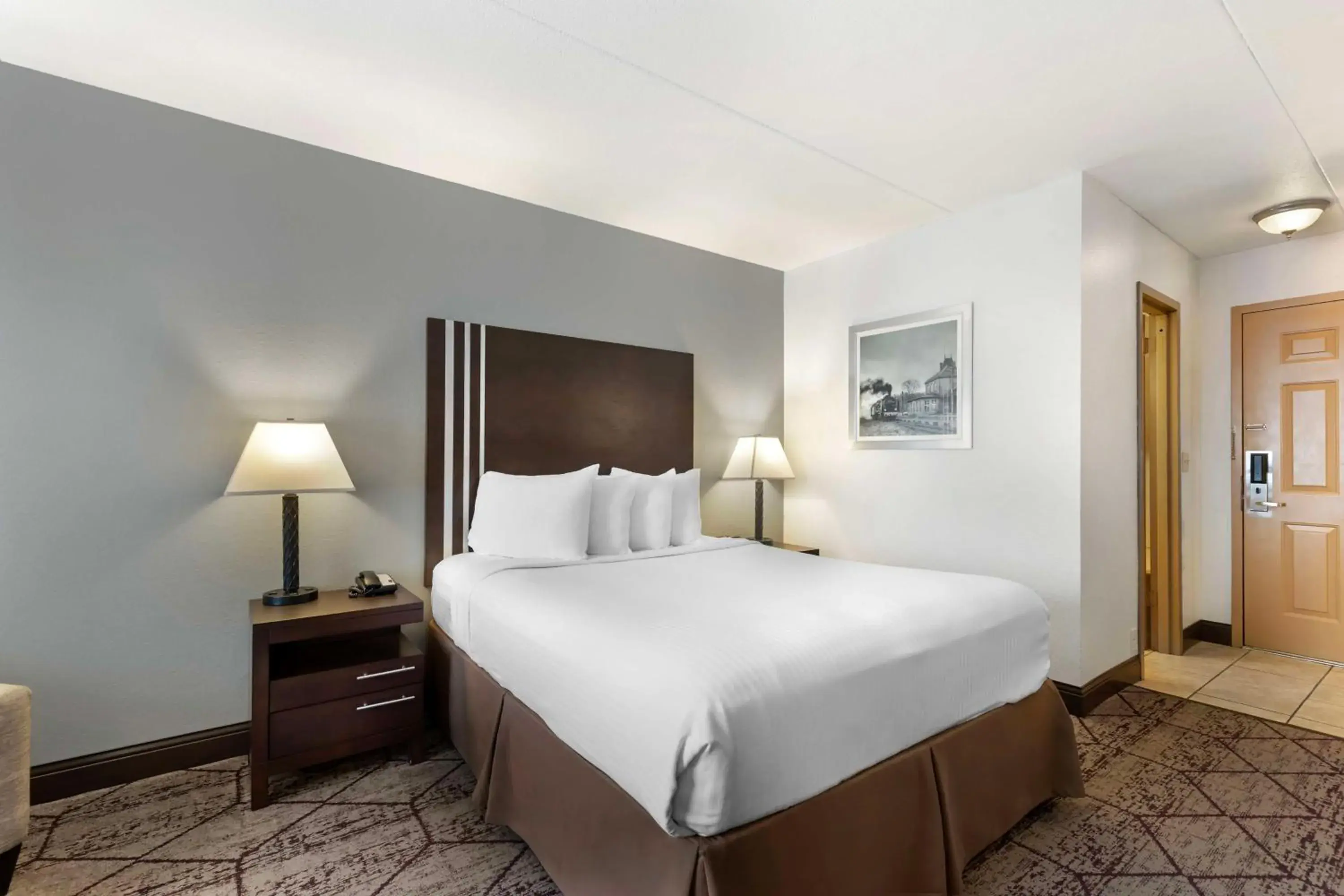 Bedroom, Bed in Best Western Plus Longbranch Hotel & Convention Center Bedroom, Bed in Best Western Plus Longbranch Hotel & Convention Center