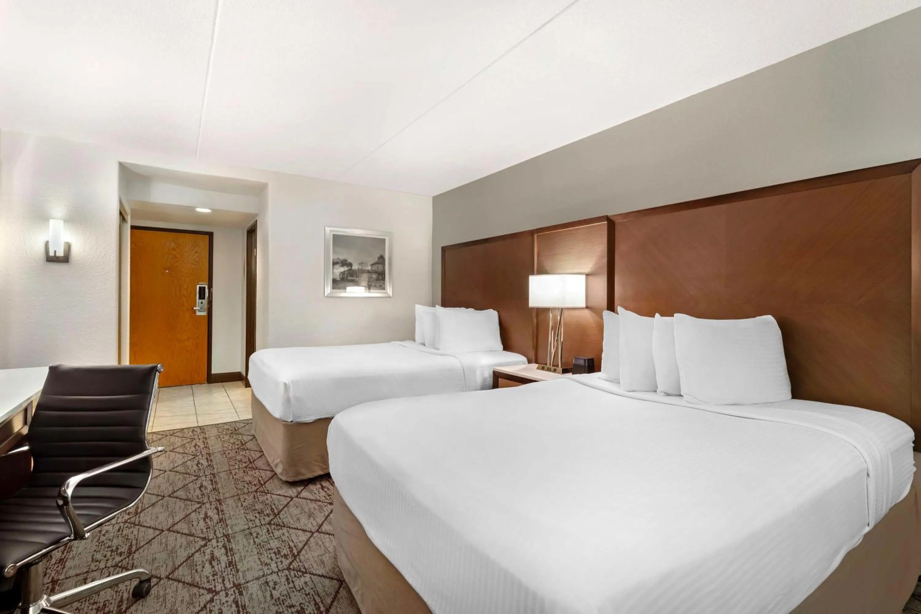 Bedroom, Bed in Best Western Plus Longbranch Hotel & Convention Center