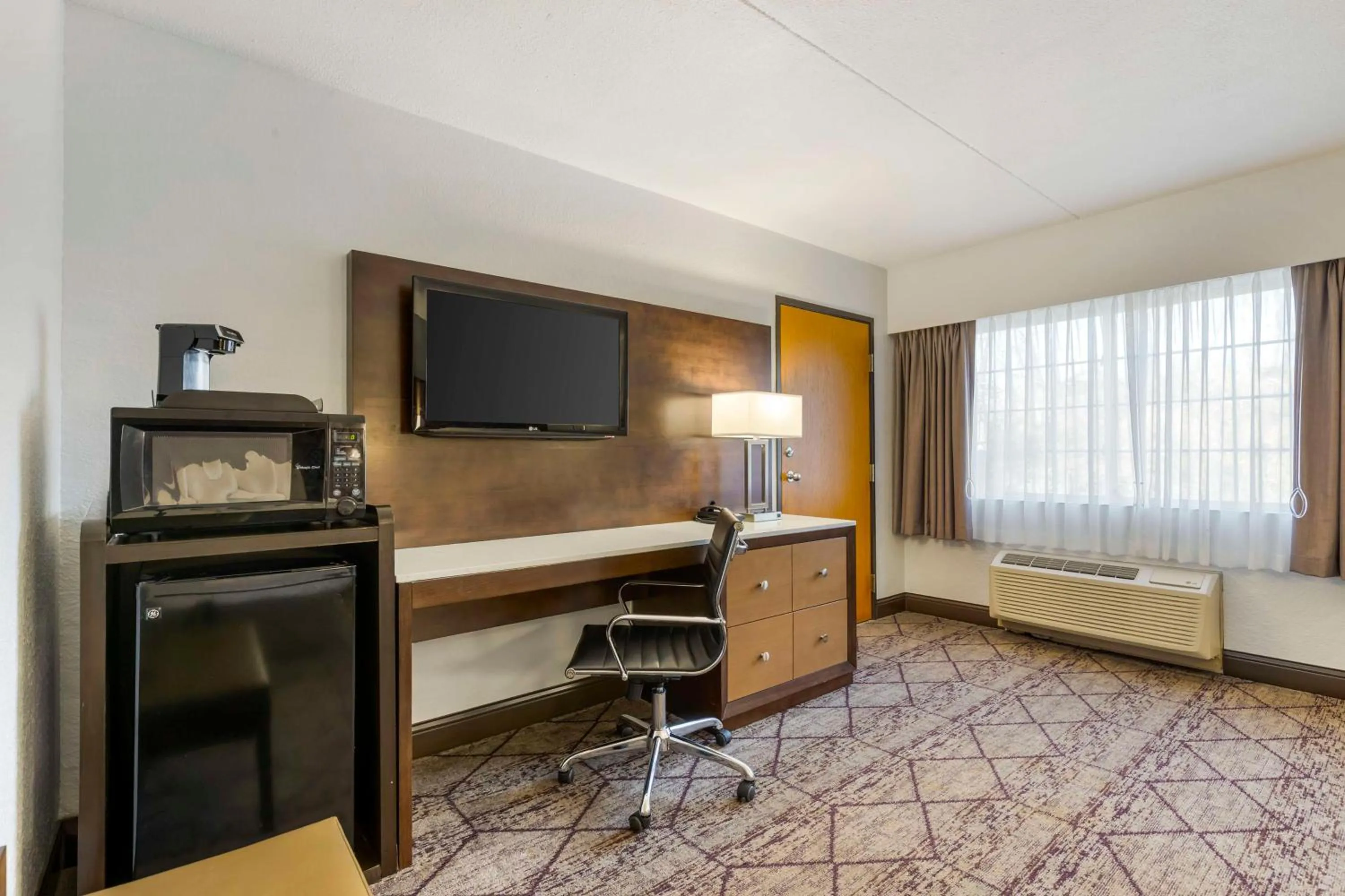 Bedroom, Bed in Best Western Plus Longbranch Hotel & Convention Center