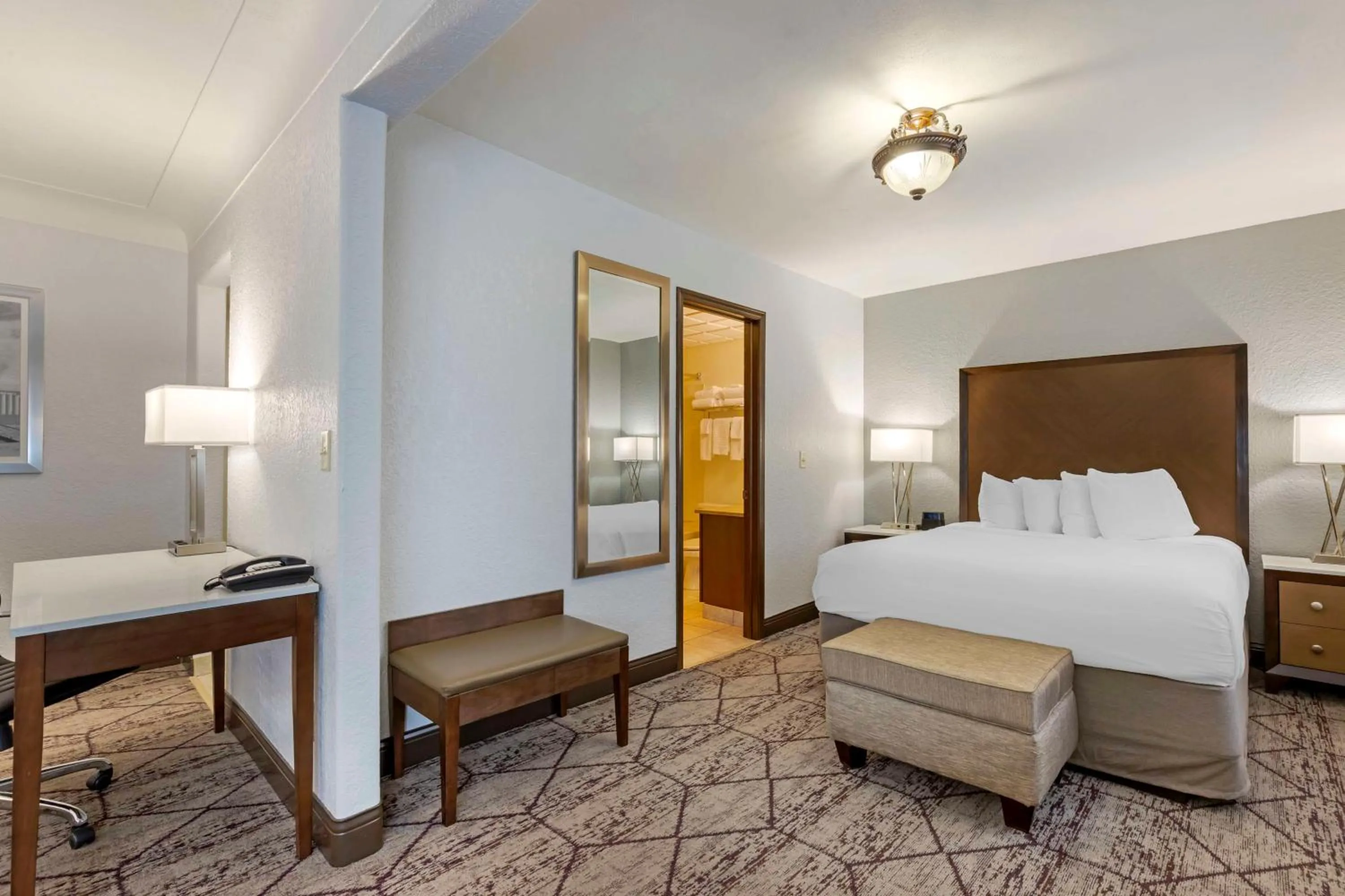 Bedroom, Bed in Best Western Plus Longbranch Hotel & Convention Center