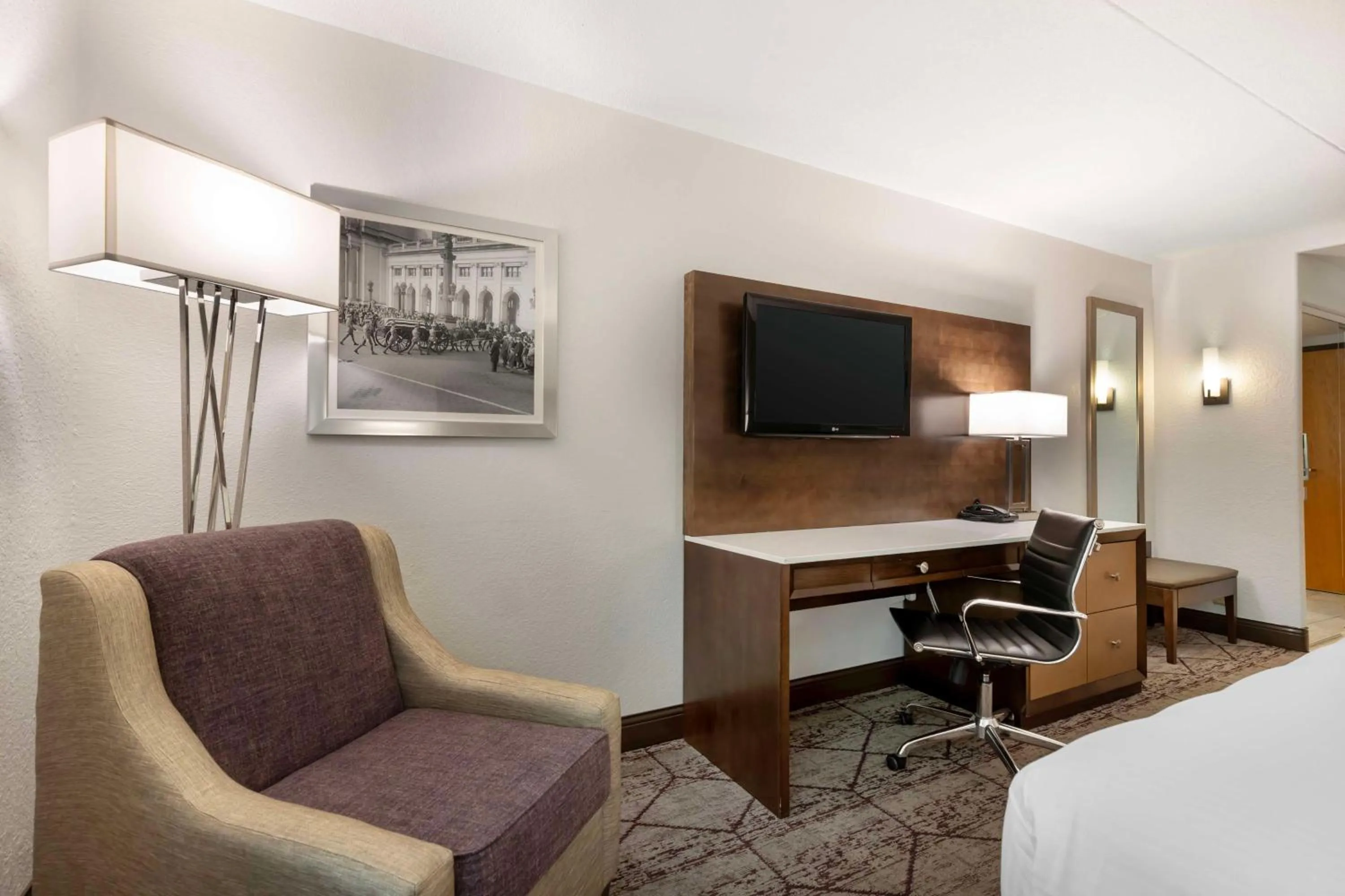 Bedroom, Bed in Best Western Plus Longbranch Hotel & Convention Center