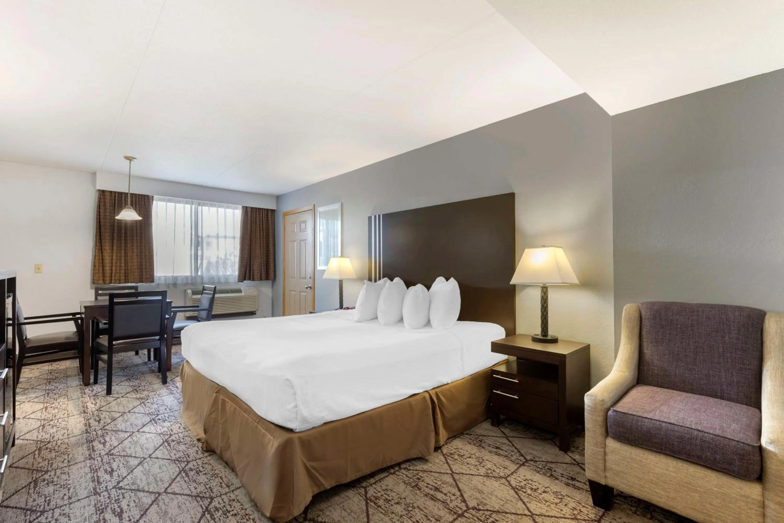 Bedroom, Bed in Best Western Plus Longbranch Hotel & Convention Center