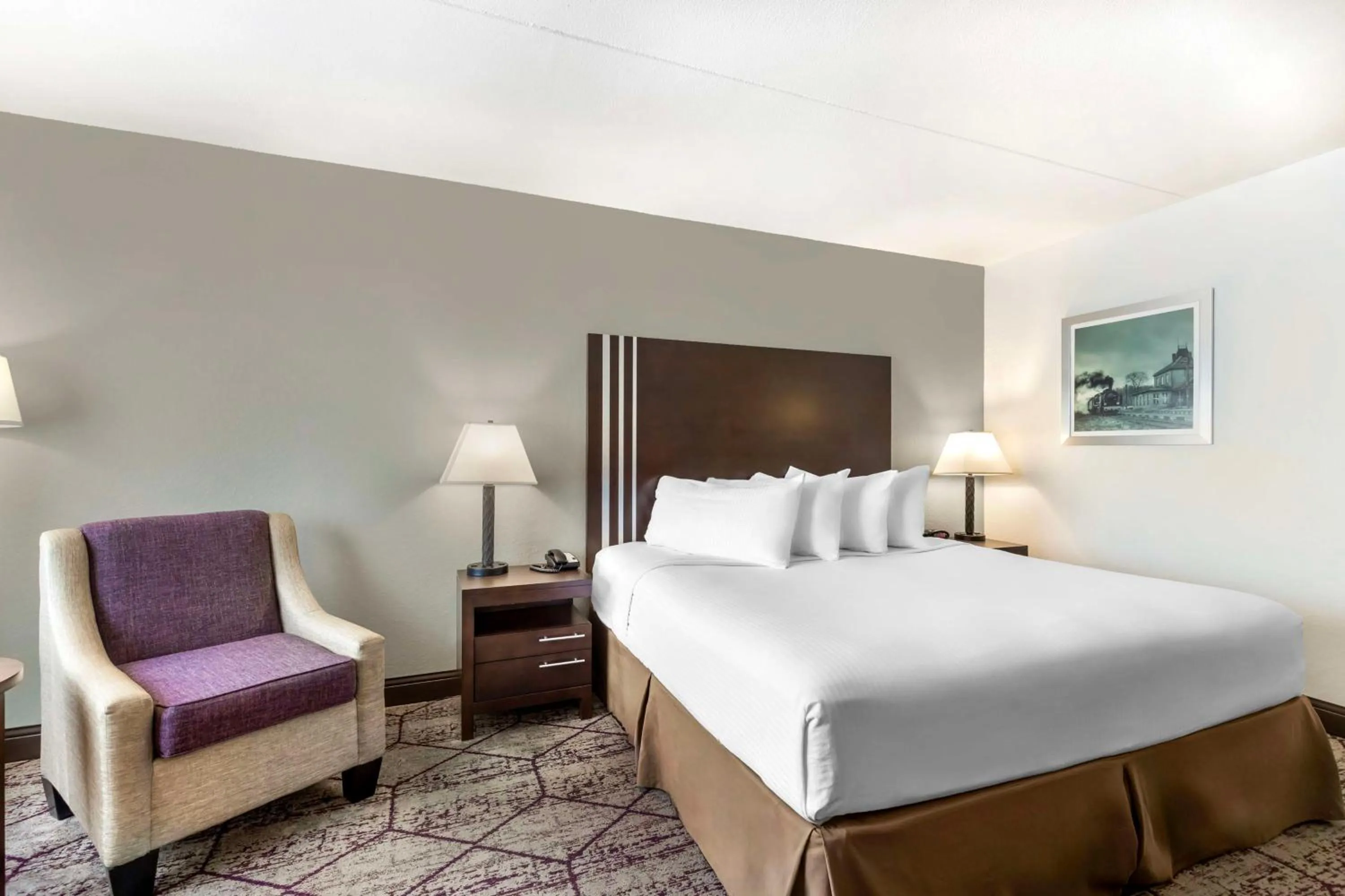 Bedroom, Bed in Best Western Plus Longbranch Hotel & Convention Center