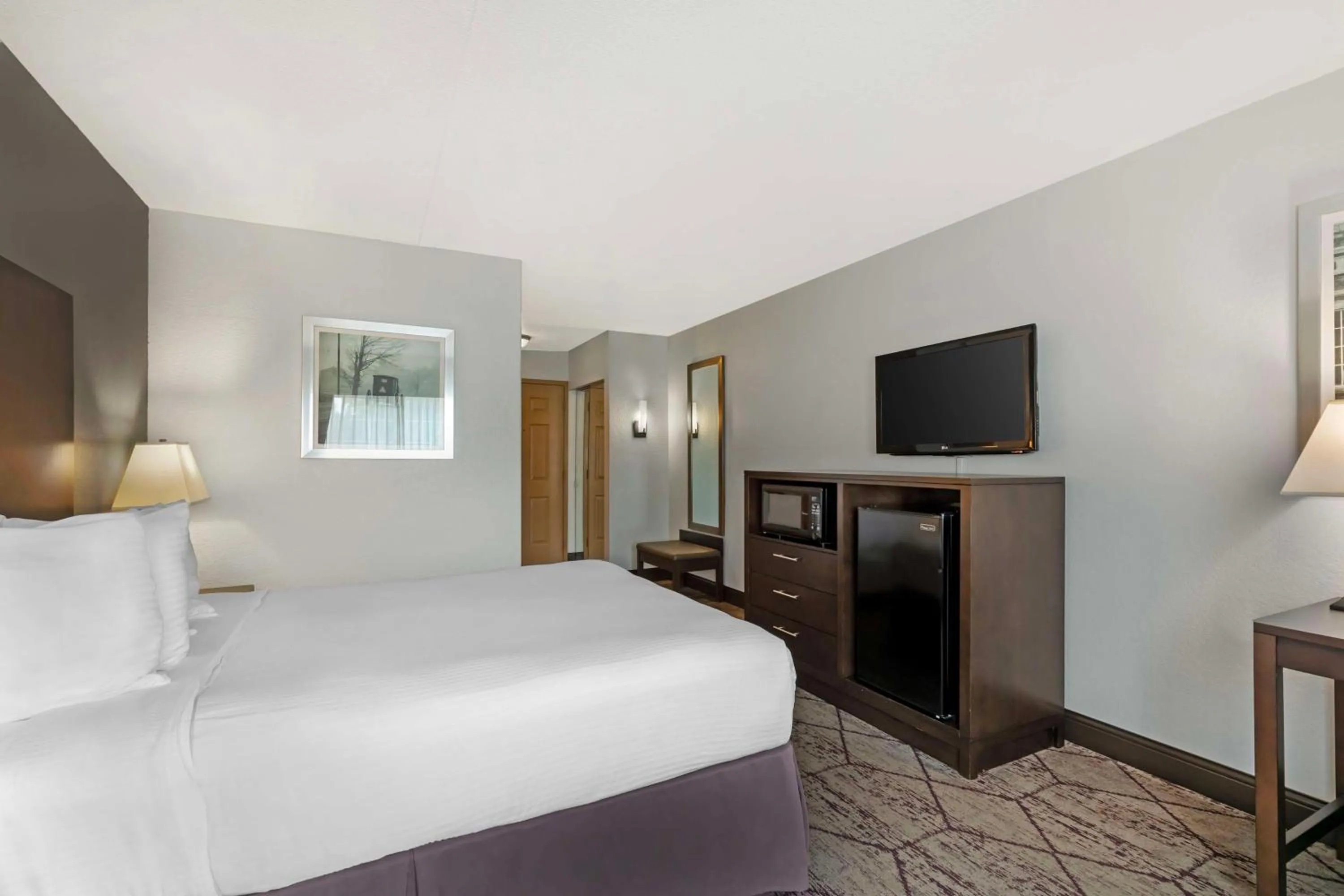 Bedroom, Bed in Best Western Plus Longbranch Hotel & Convention Center