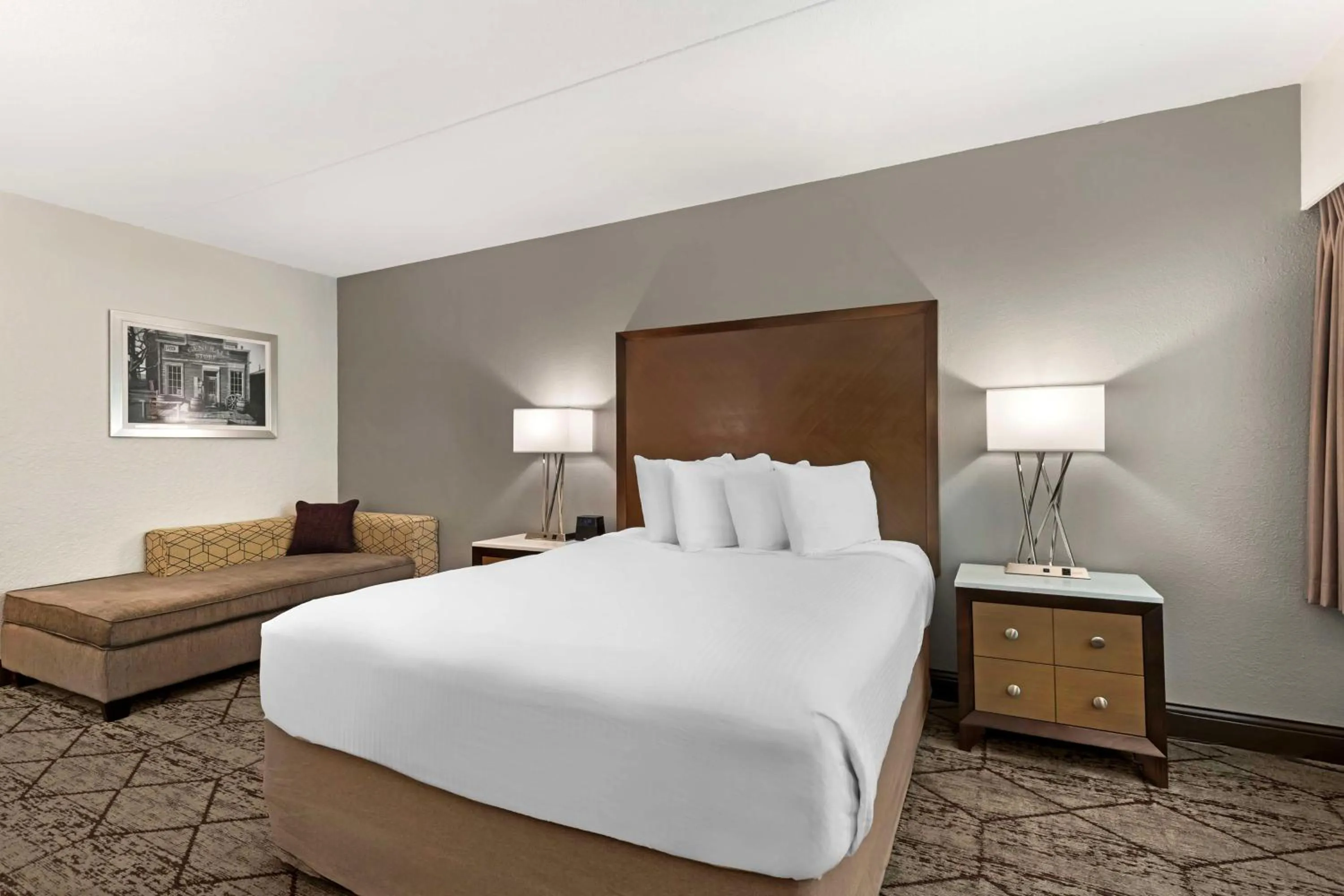 Bedroom, Bed in Best Western Plus Longbranch Hotel & Convention Center