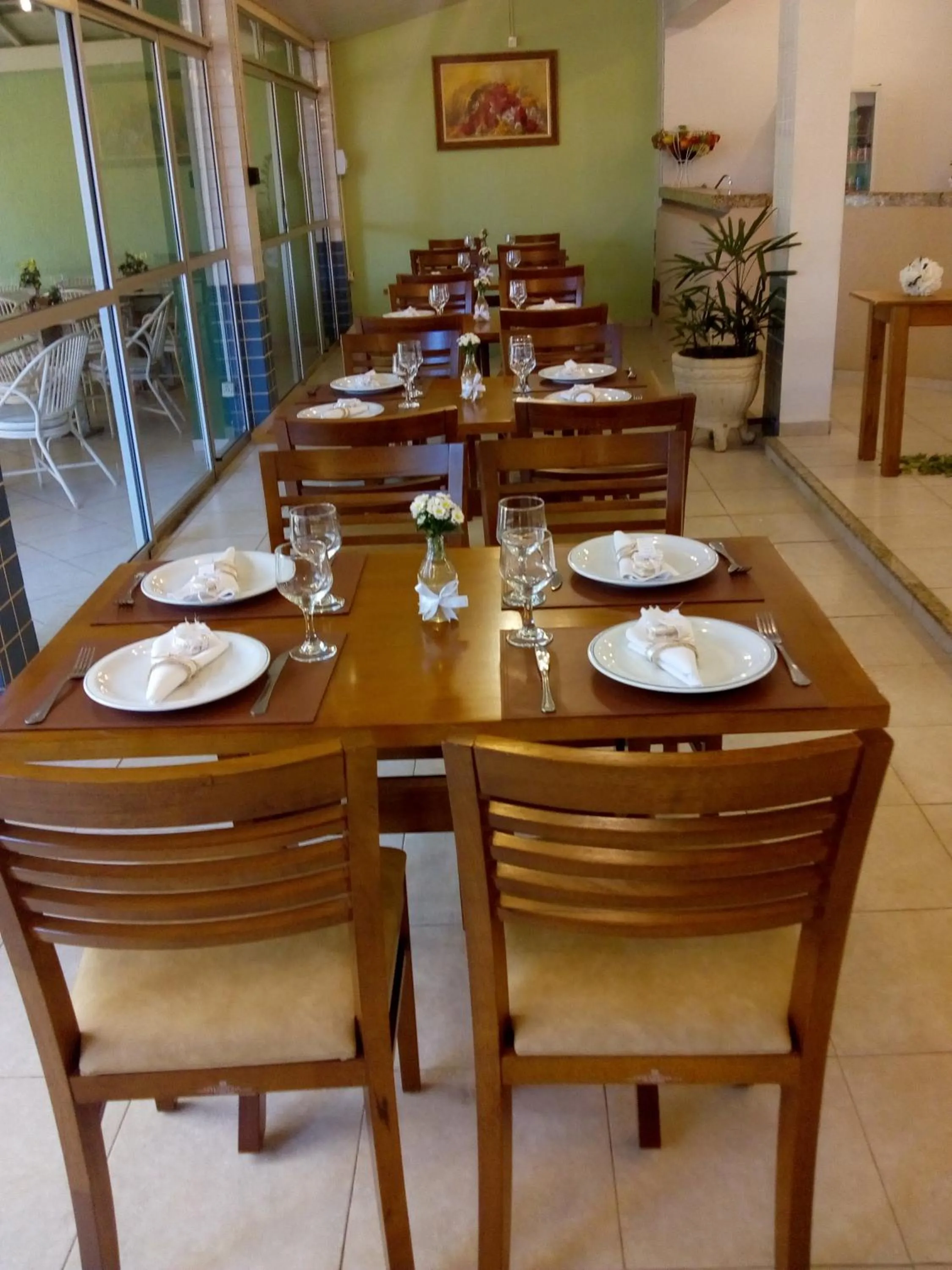 Restaurant/places to eat in Trade Garden Hotel