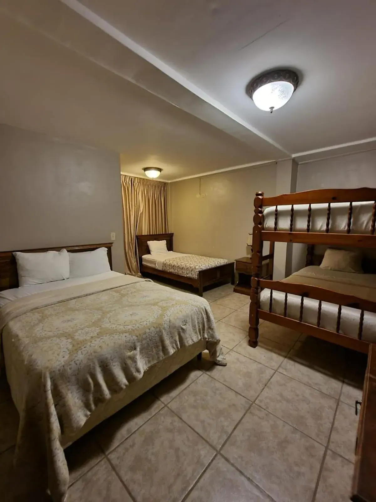 Triple Room in Hotel La Casa de la Abuela Triple Room in Hotel La Casa de la Abuela