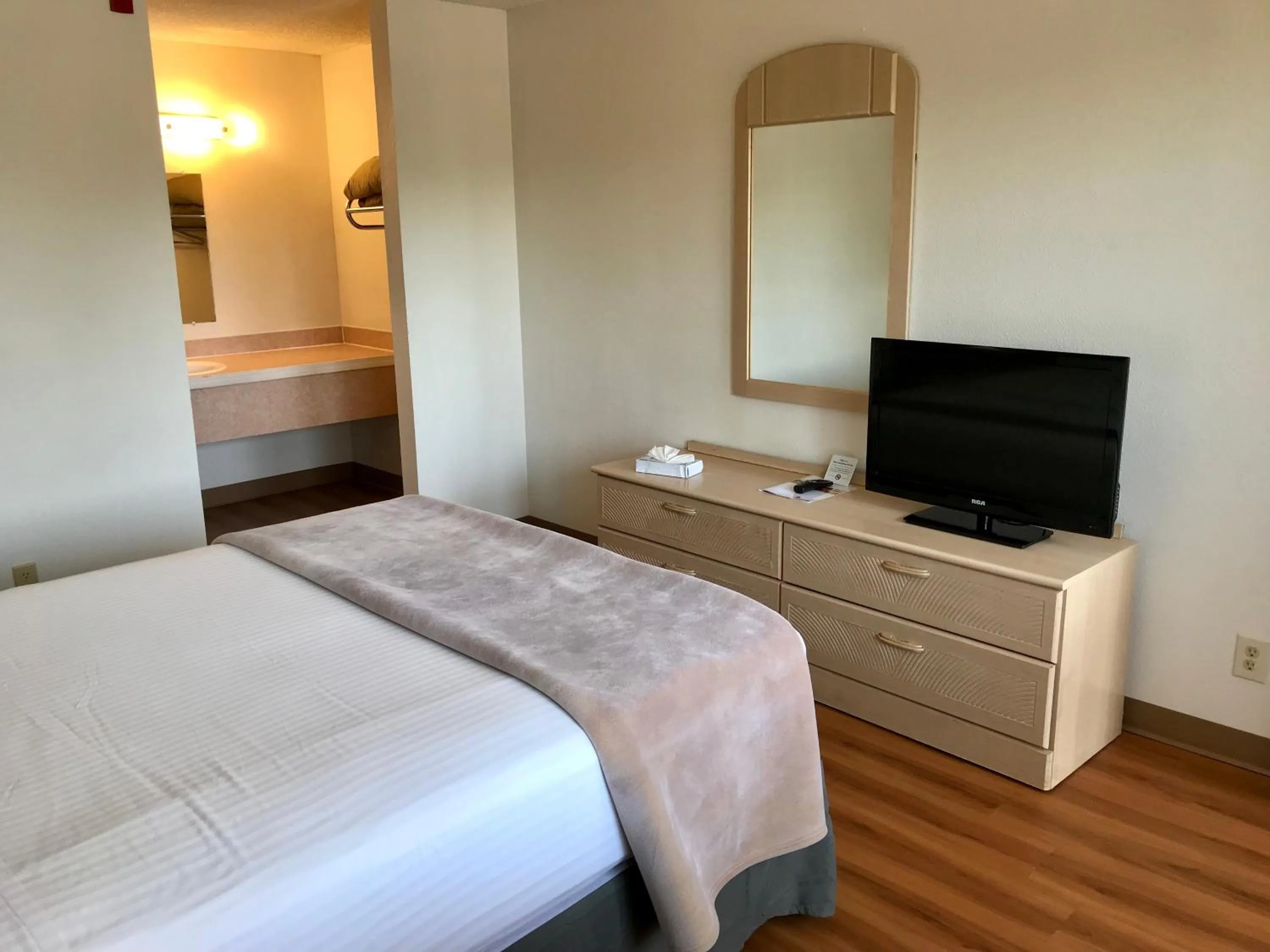 Bed in Sea-Tac Airport Value Inn