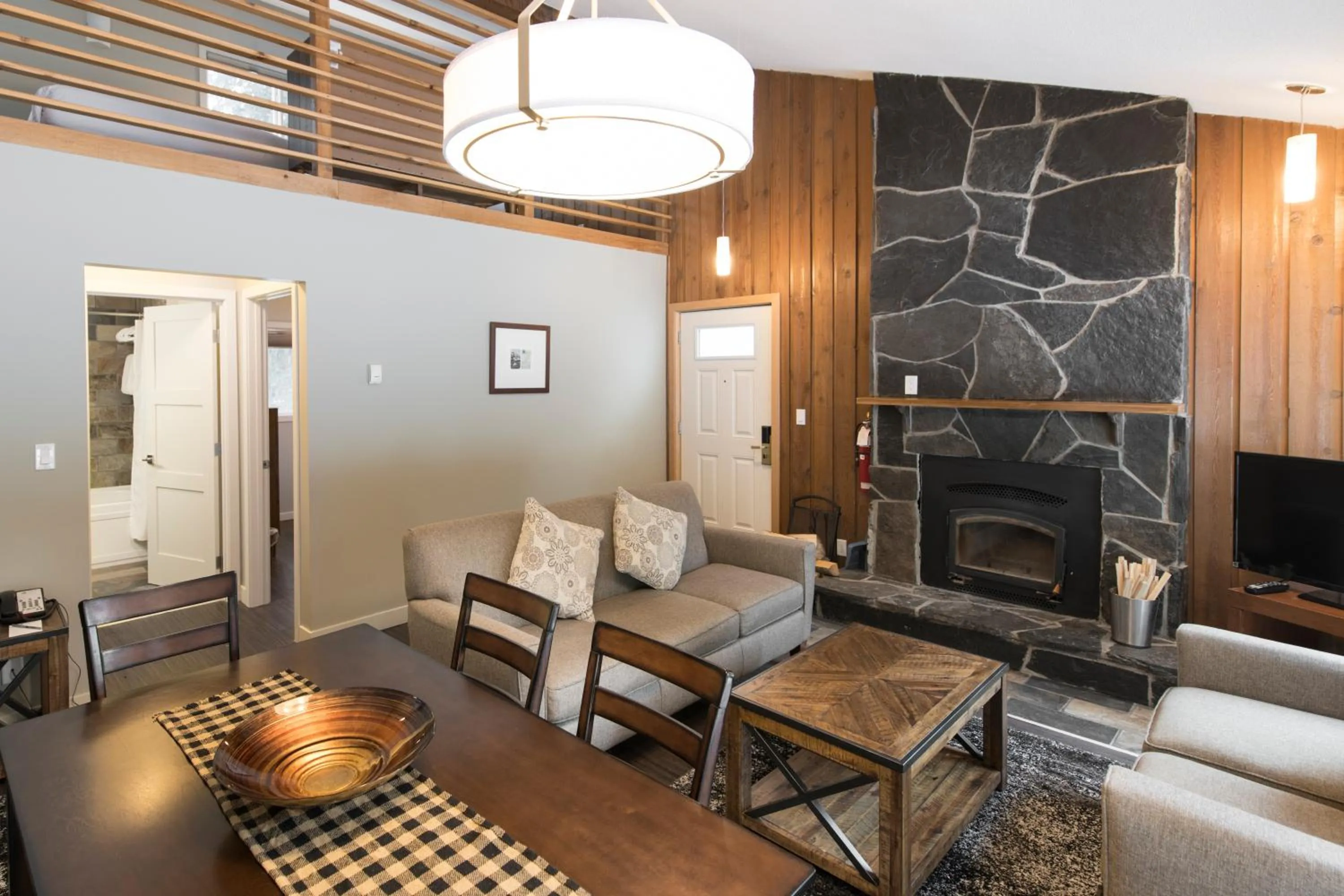 TV and multimedia in The Juniper Hotel & Bistro