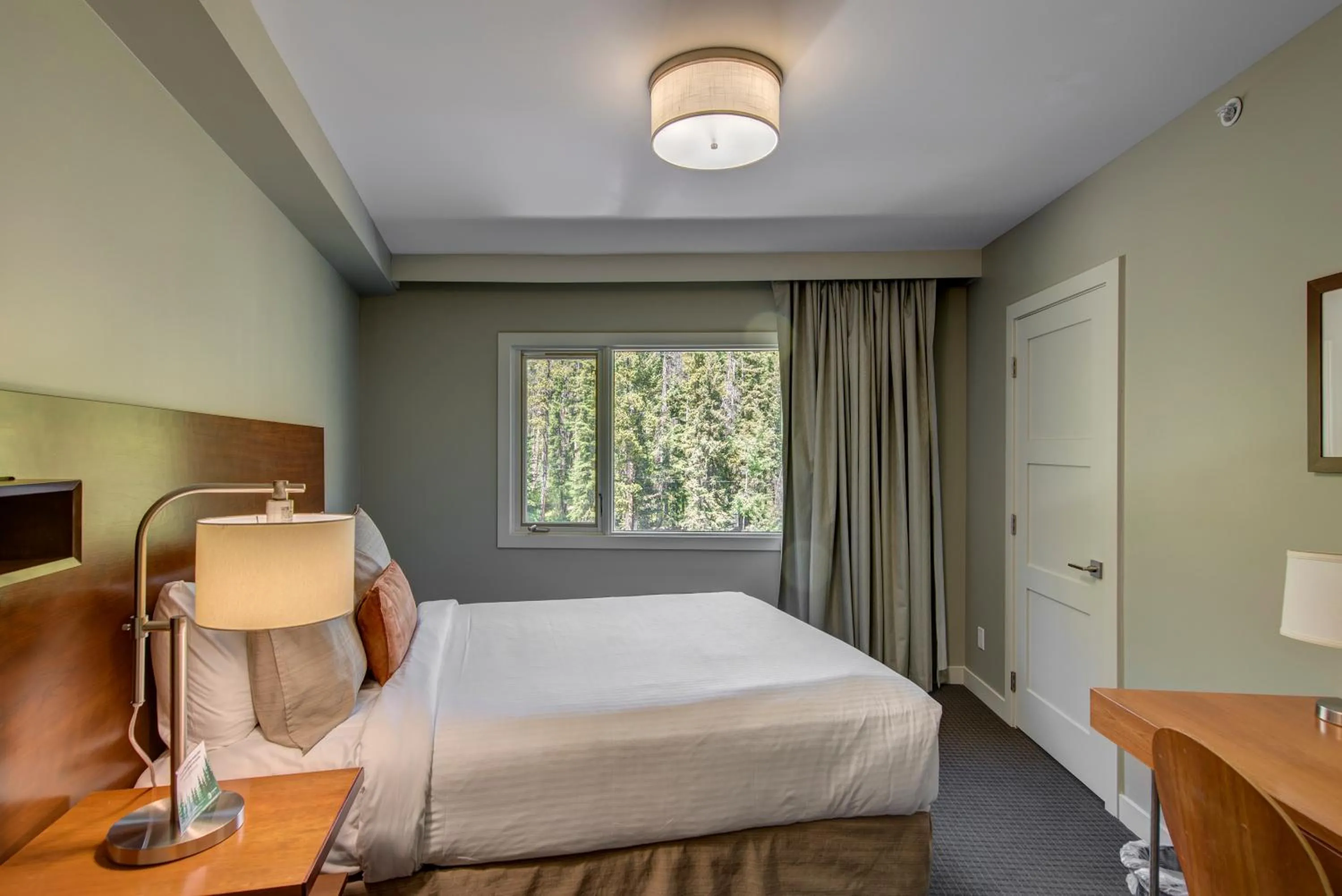 Bedroom, Bed in The Juniper Hotel & Bistro