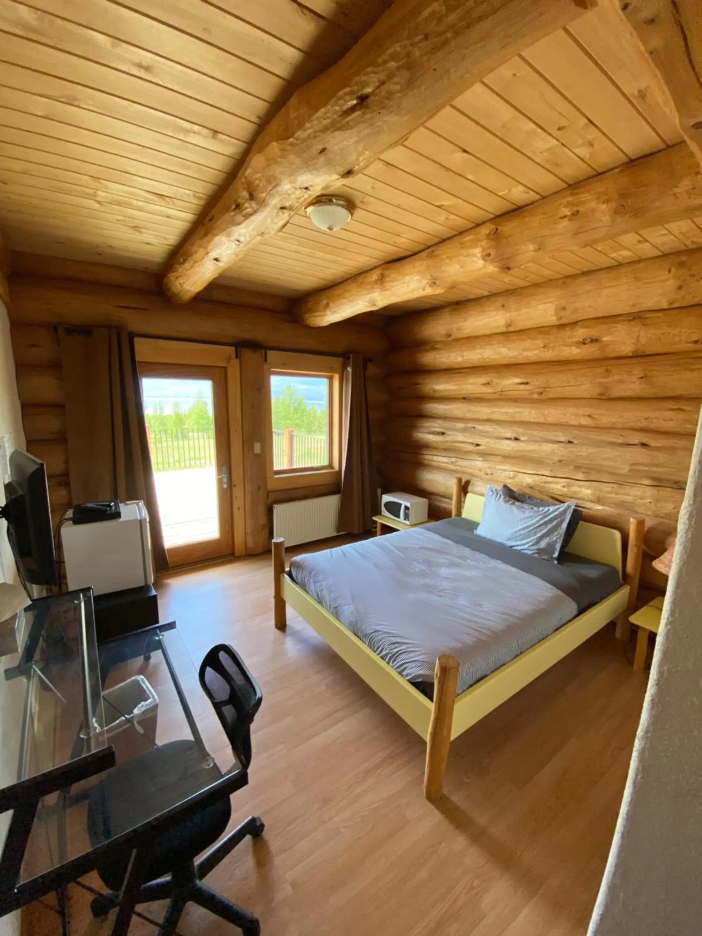 Standard Queen Room in Williston Lake Resort Standard Queen Room in Williston Lake Resort