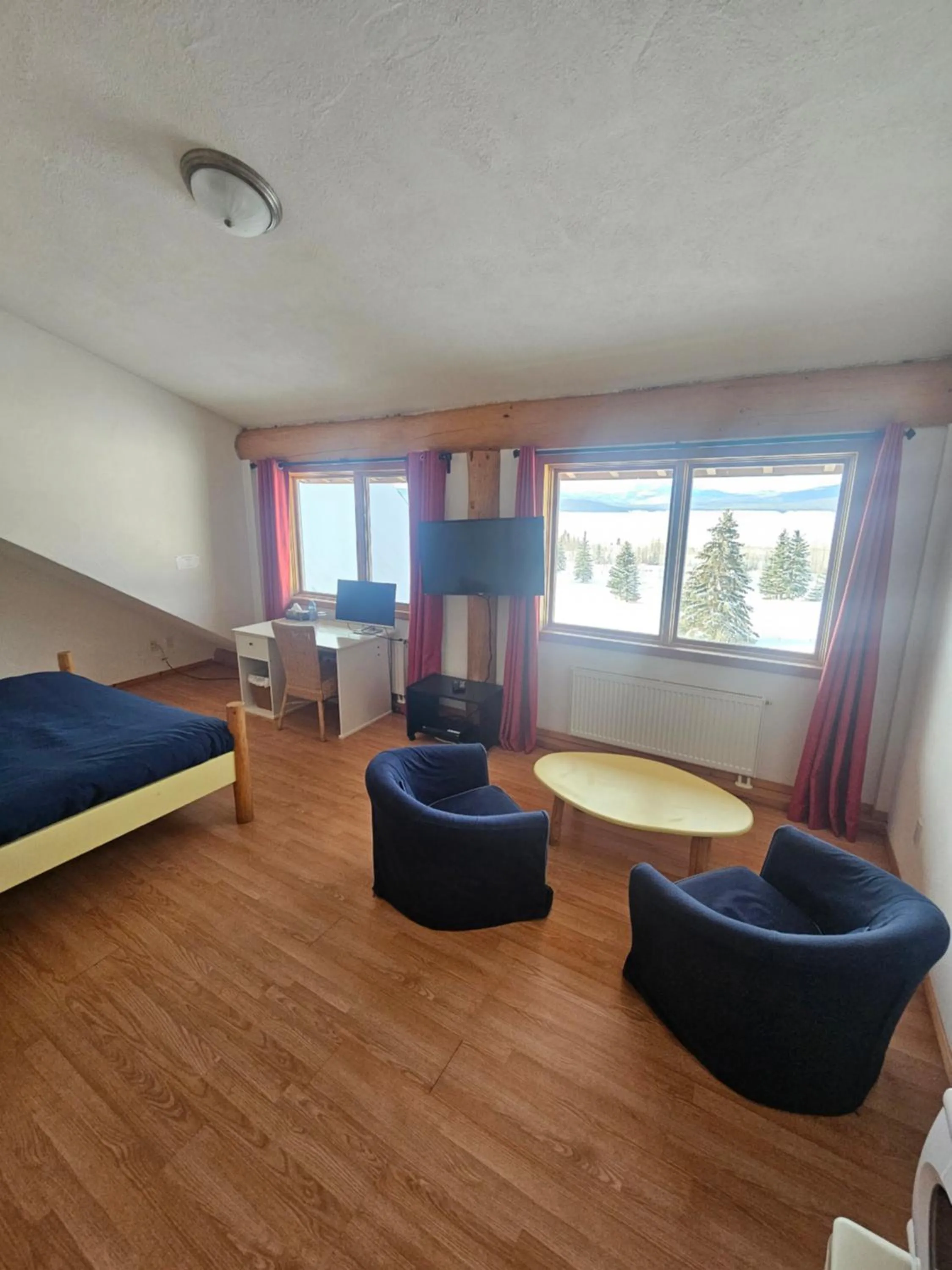 TV and multimedia, Bed in Williston Lake Resort