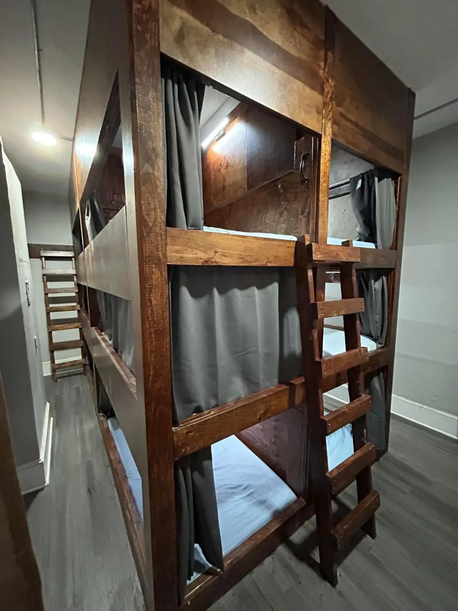 Bed in 10-Bed Mixed Dormitory Room in Philly Coed Dorm!! 15 Min Train to Center City!! Bed in 10-Bed Mixed Dormitory Room in Philly Coed Dorm!! 15 Min Train to Center City!!