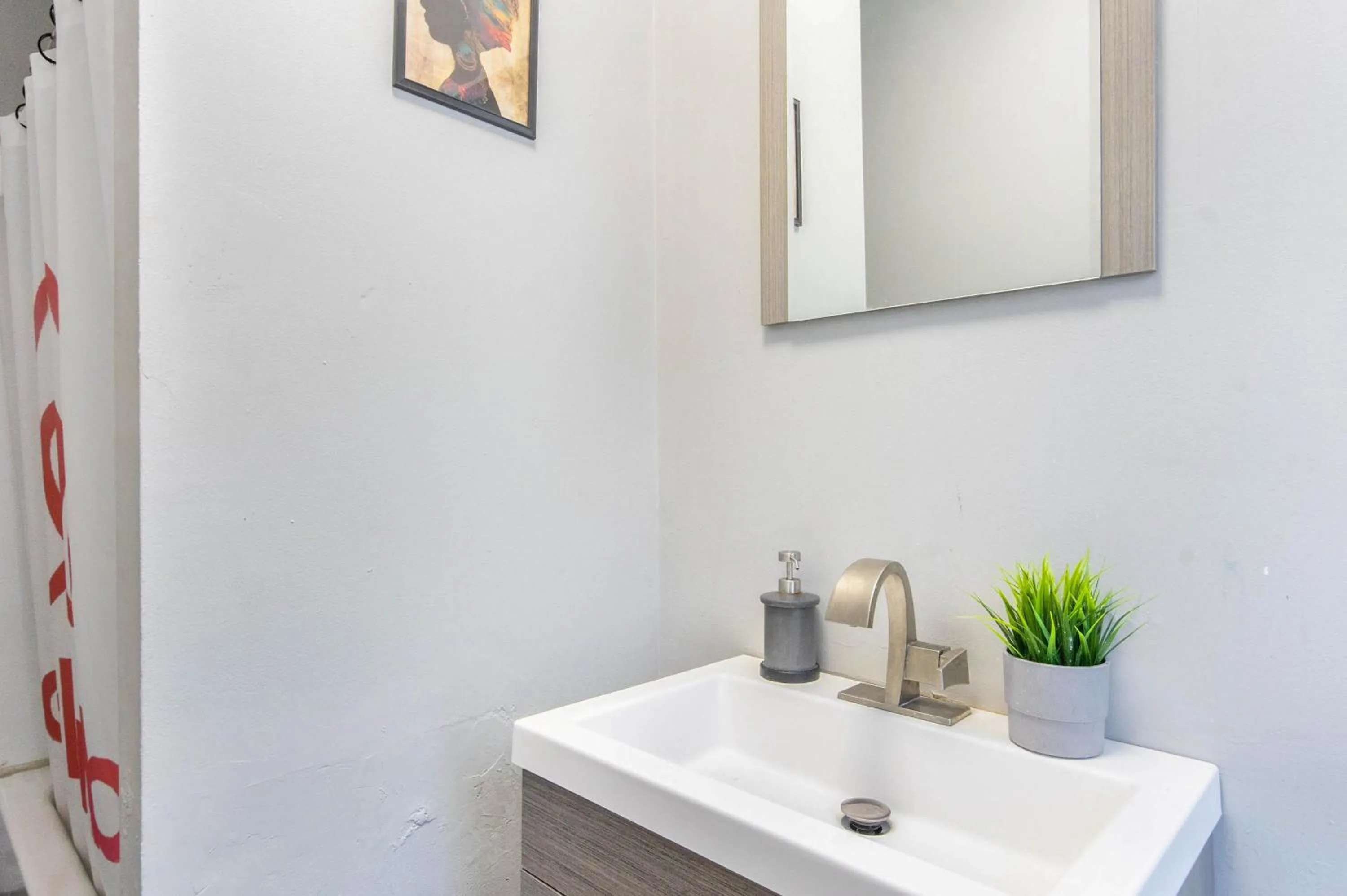 Philly Coed Dorm!! 15 Min Train to Center City!!