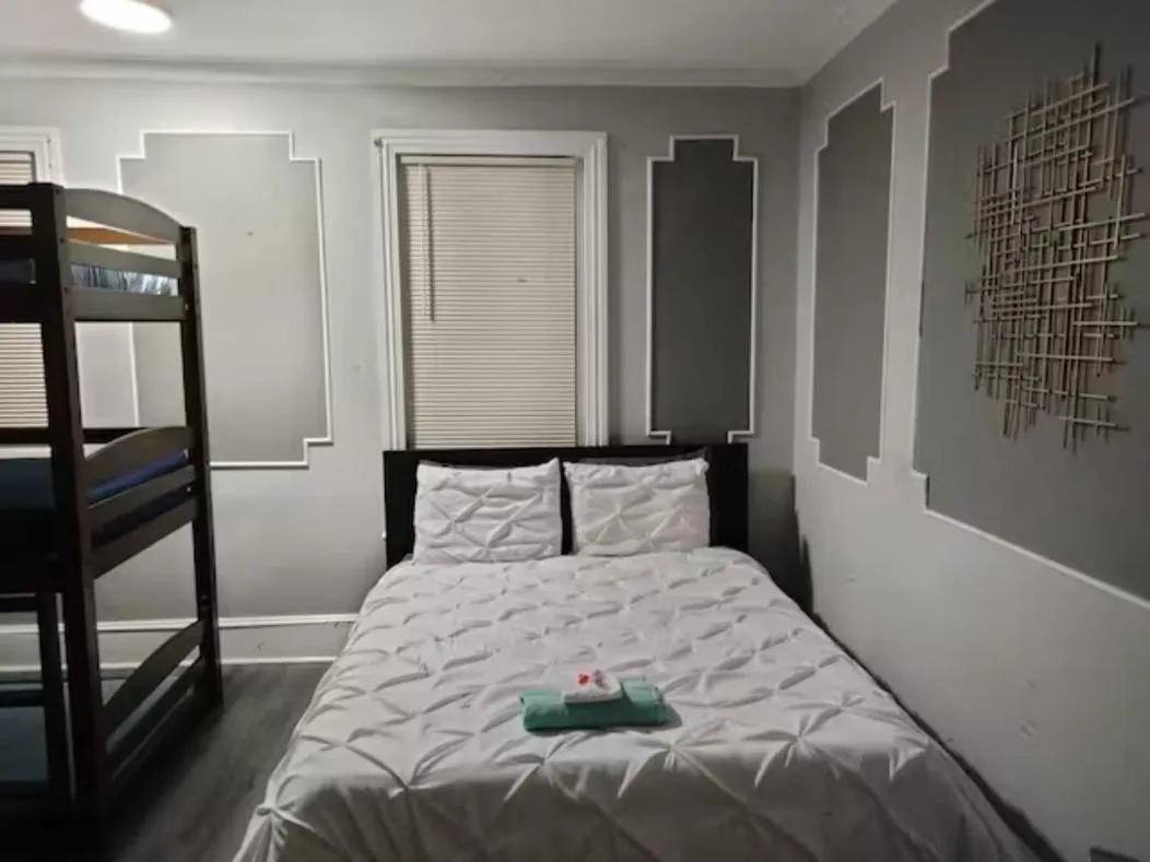 Bed in Philly Coed Dorm!! 15 Min Train to Center City!!