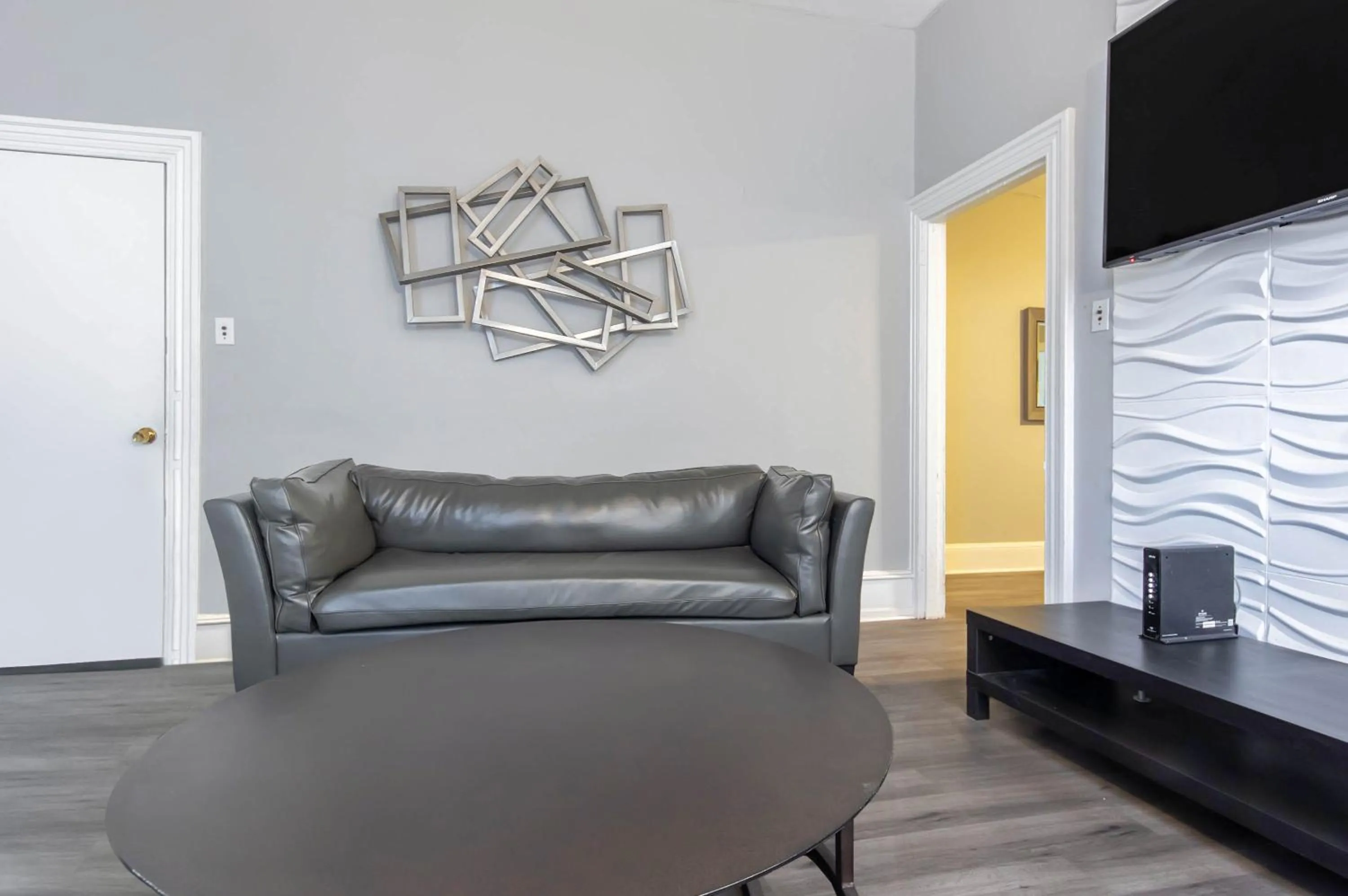 Philly Coed Dorm!! 15 Min Train to Center City!!