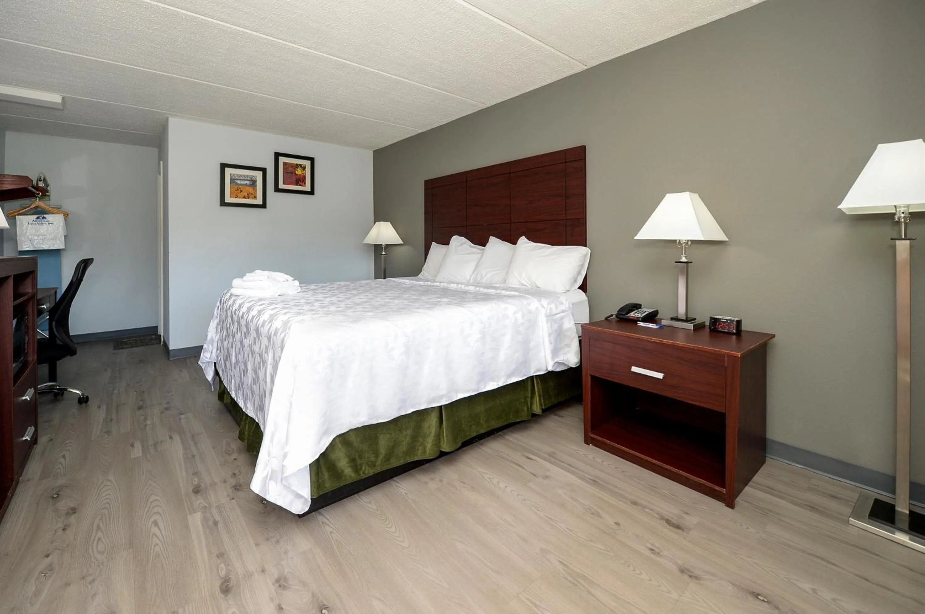 Bed in Americas Best Value Inn at Central Valley-Woodbury