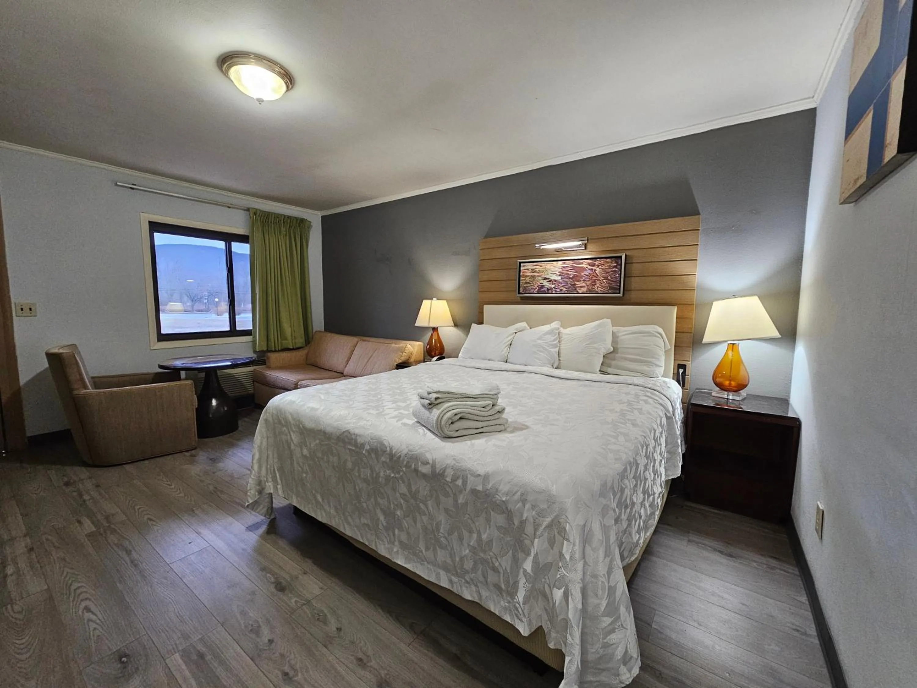 Sunrise, Bed in Americas Best Value Inn at Central Valley-Woodbury