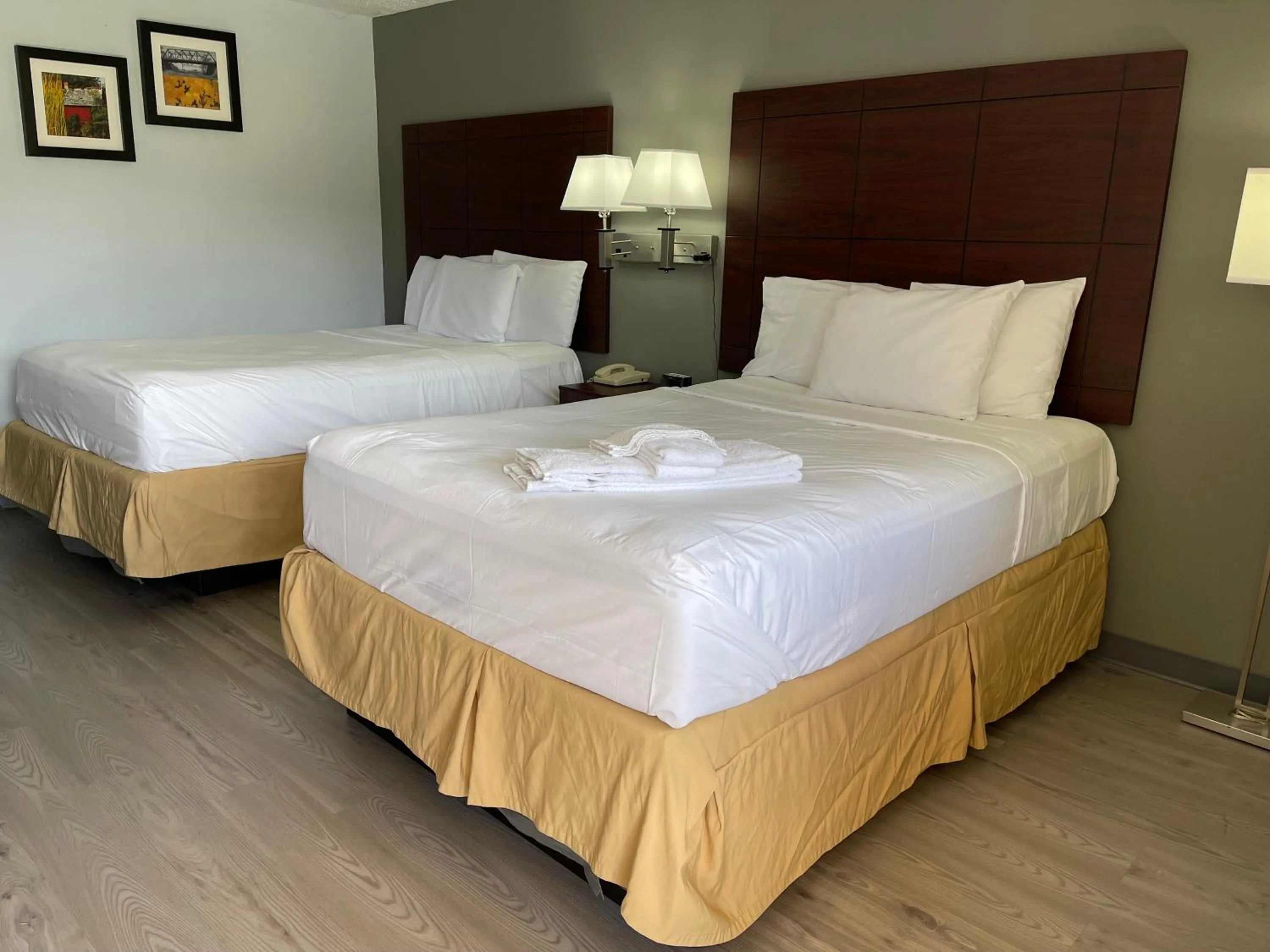 Bed in Americas Best Value Inn at Central Valley-Woodbury