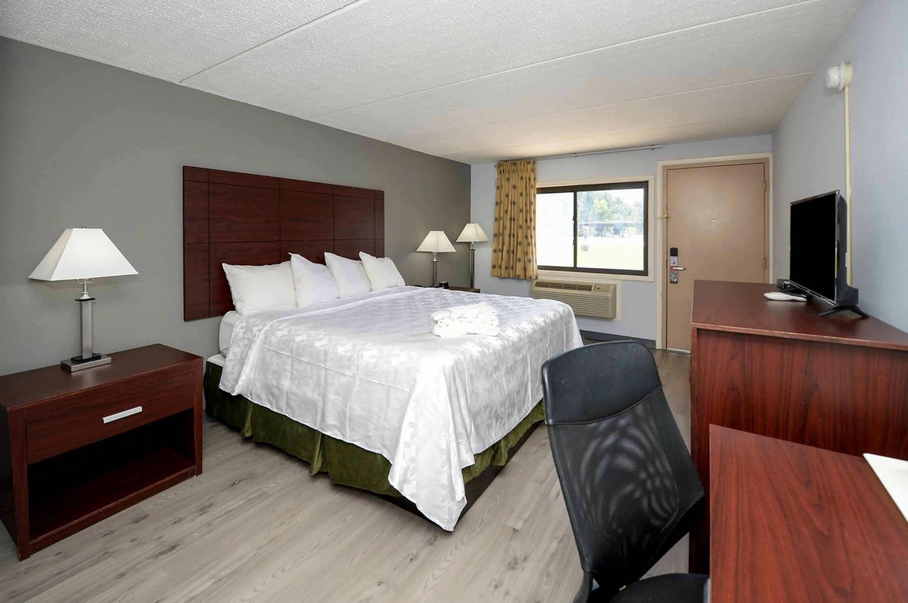 Bed in Americas Best Value Inn at Central Valley-Woodbury