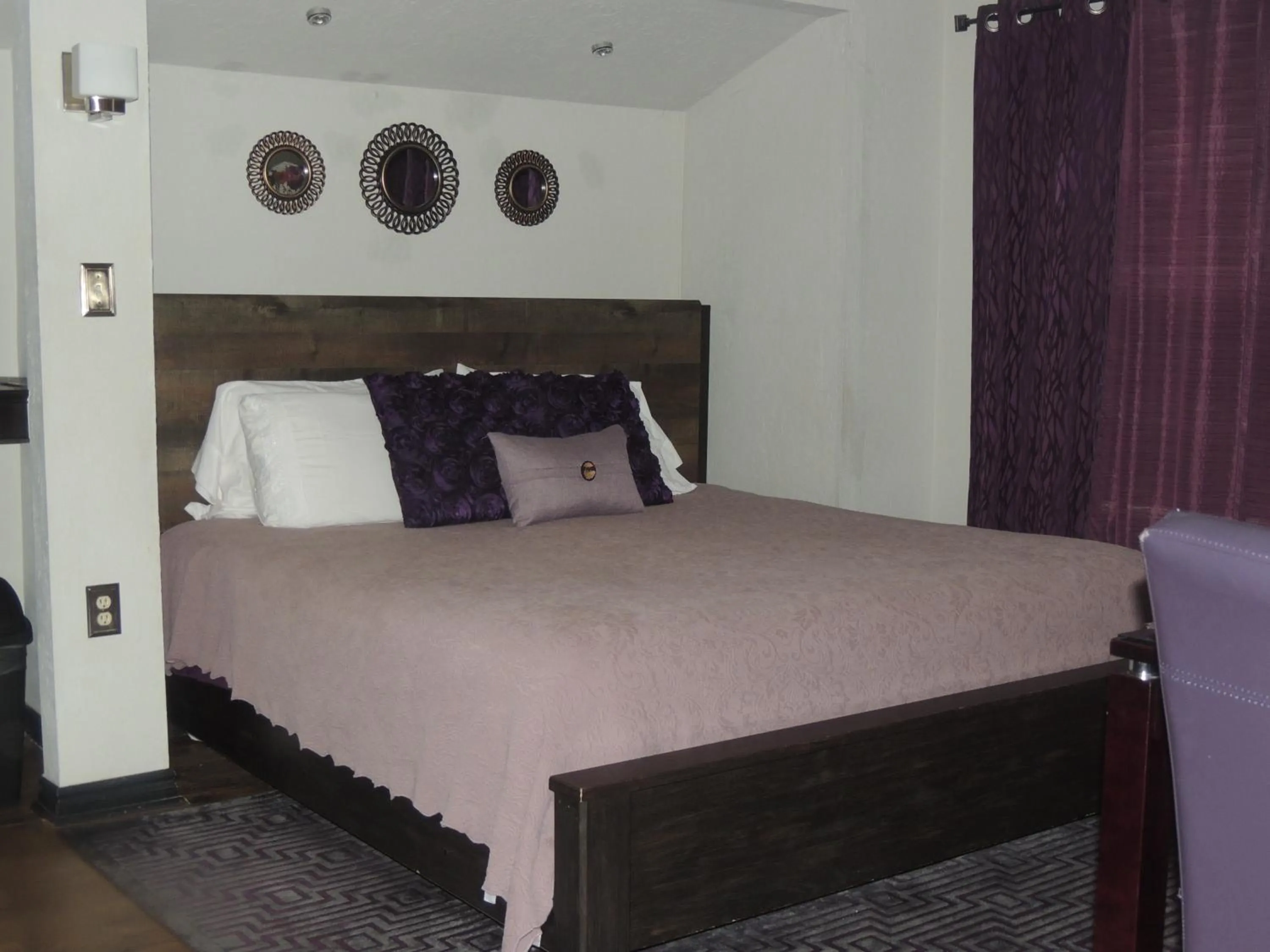 Bed in The Whispering Pines Inn