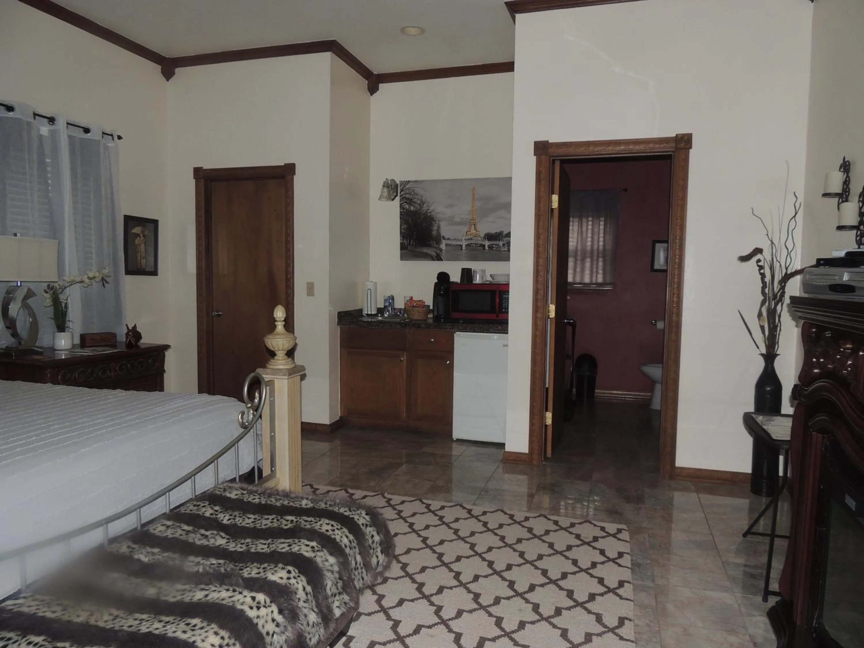 Bed in The Whispering Pines Inn