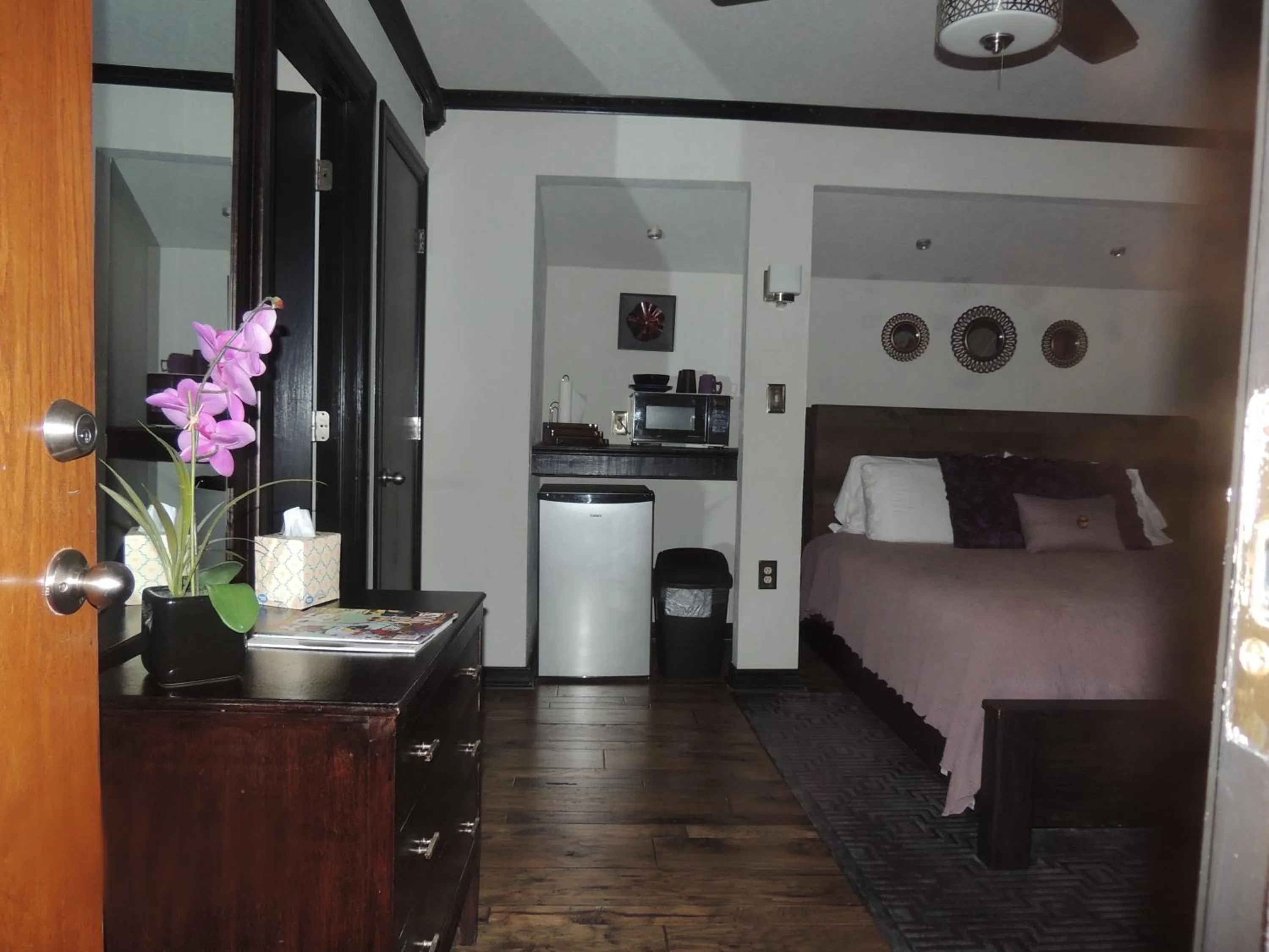 Bed in The Whispering Pines Inn