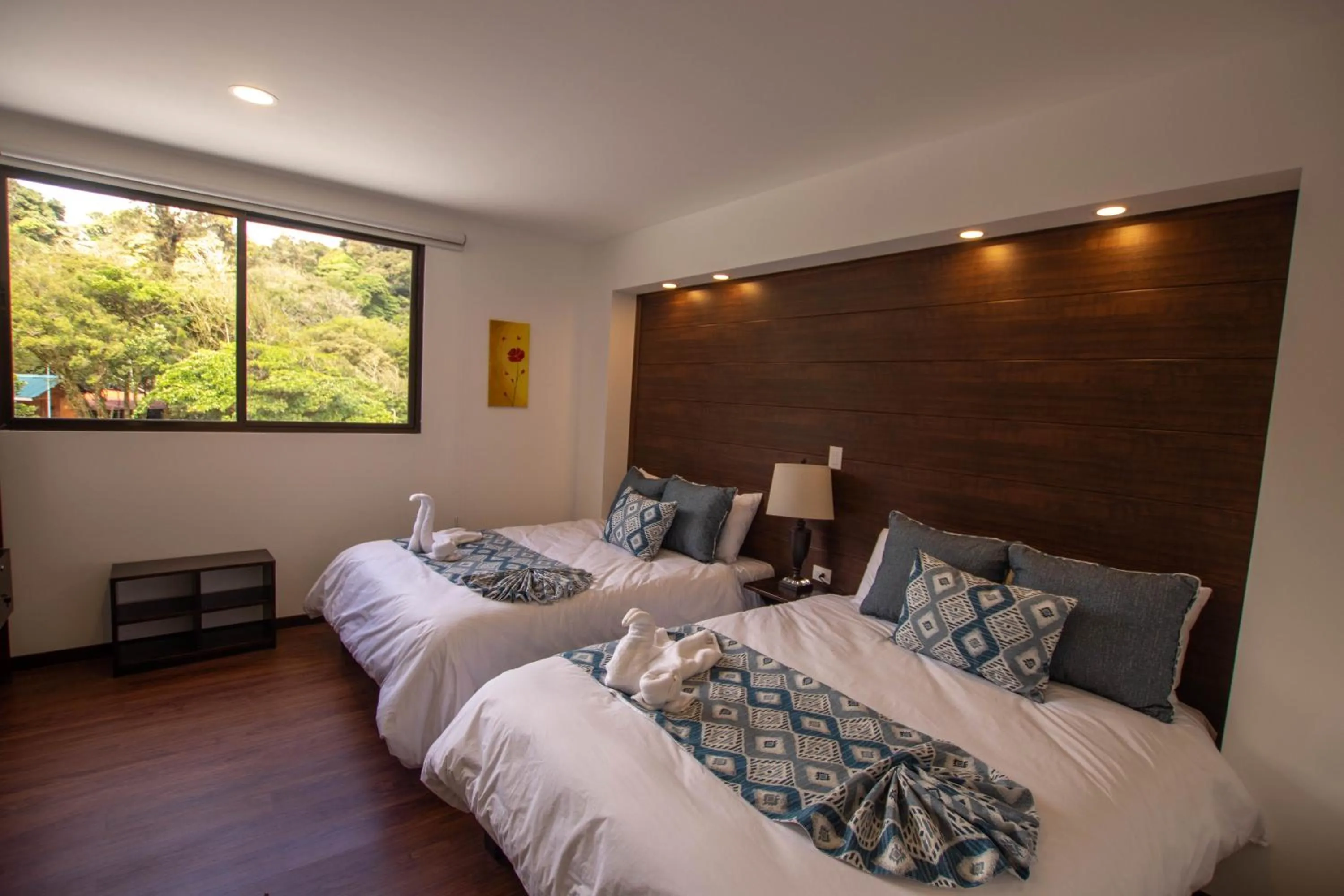 Bed in Burbi Lake Lodge Monteverde