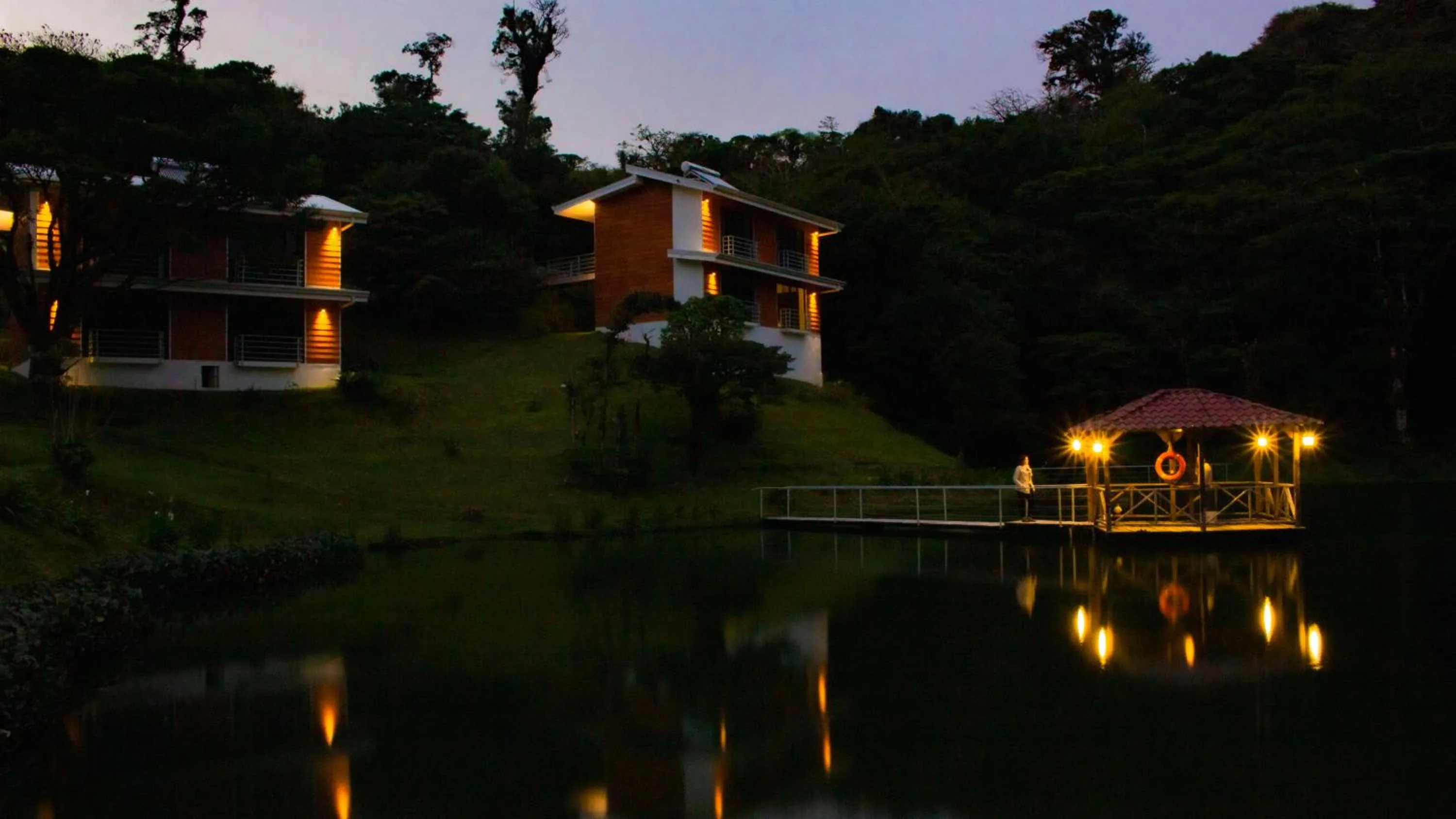 Lake view in Burbi Lake Lodge Monteverde