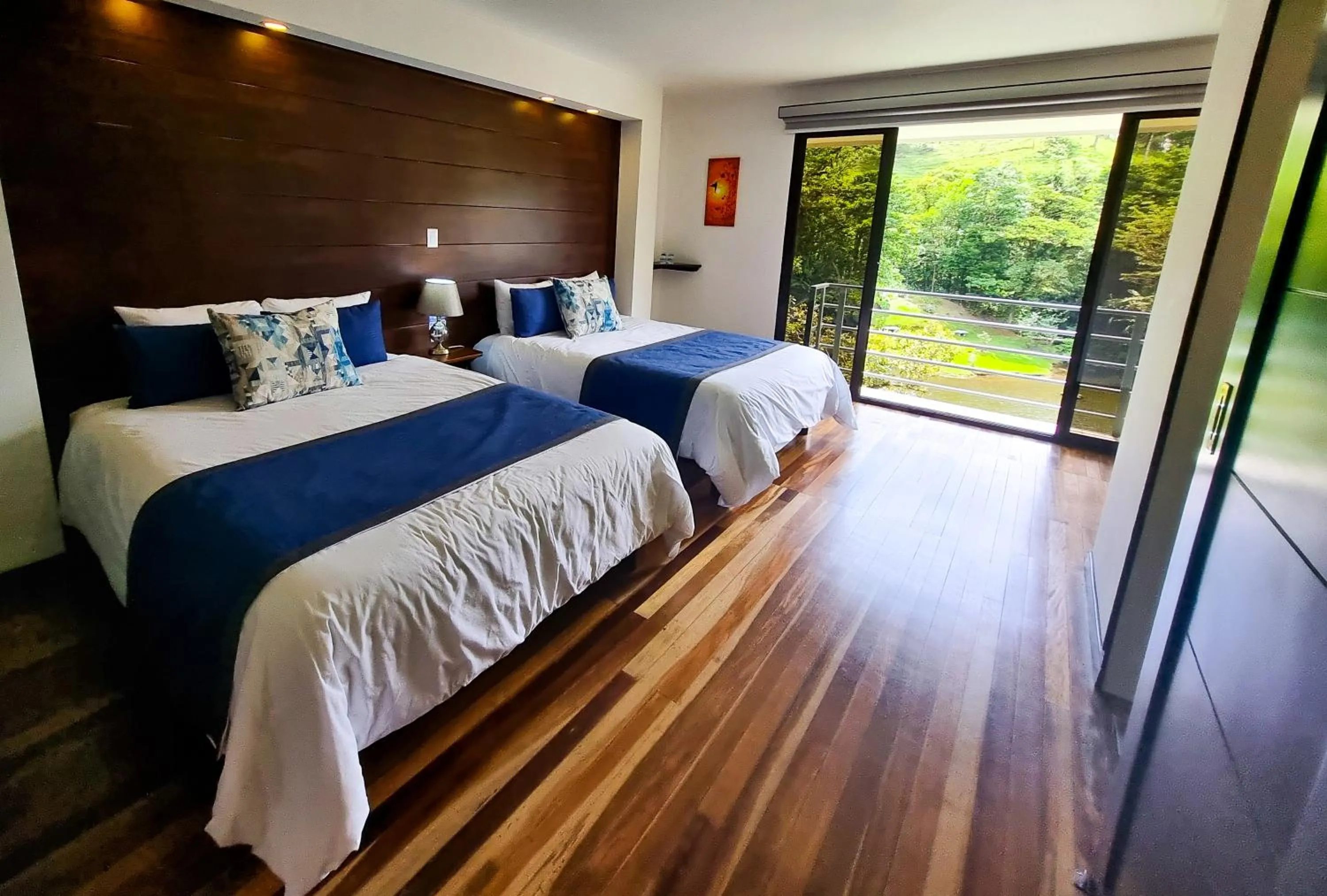 Photo of the whole room, Bed in Burbi Lake Lodge Monteverde