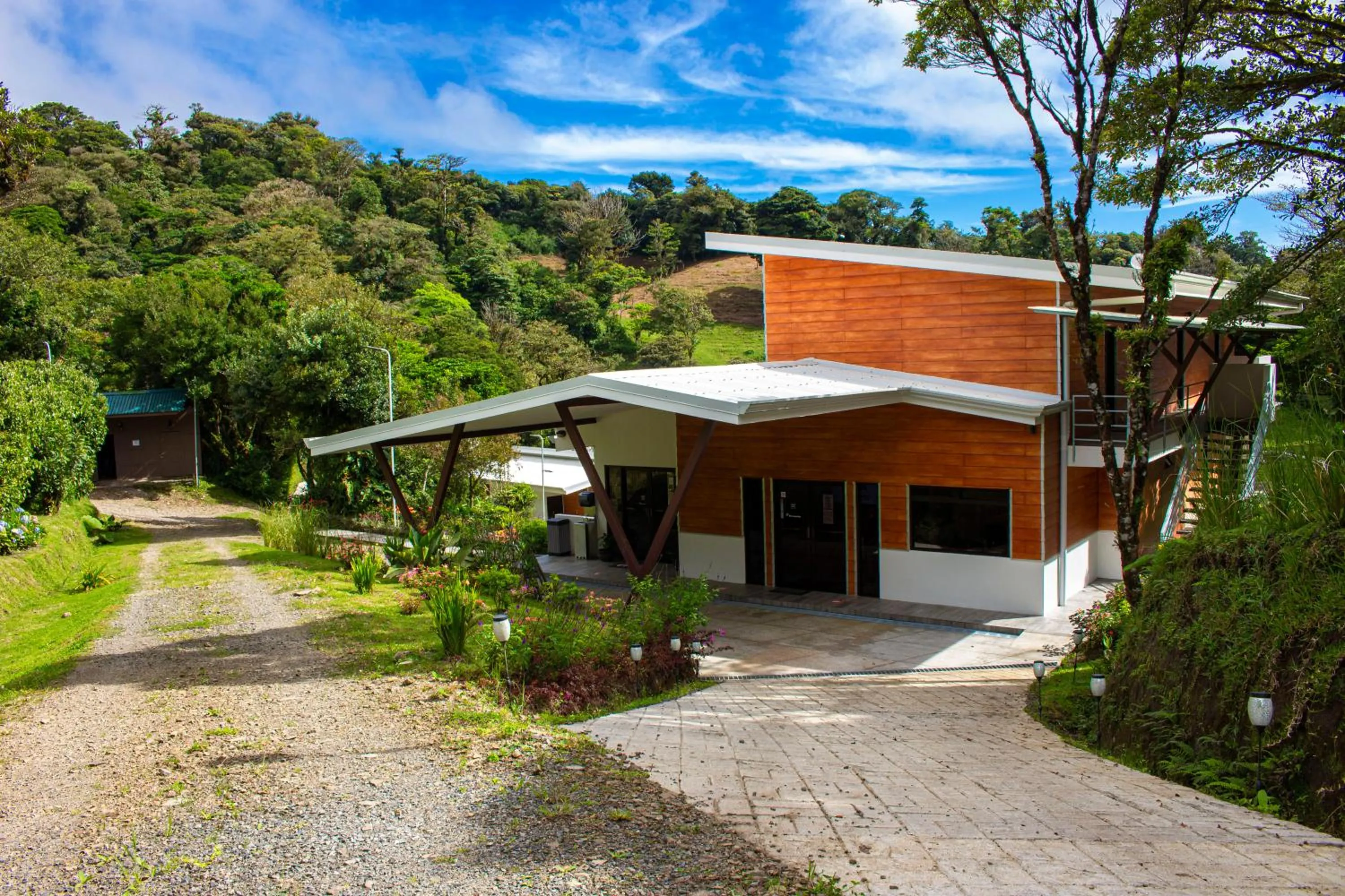 Property building in Burbi Lake Lodge Monteverde