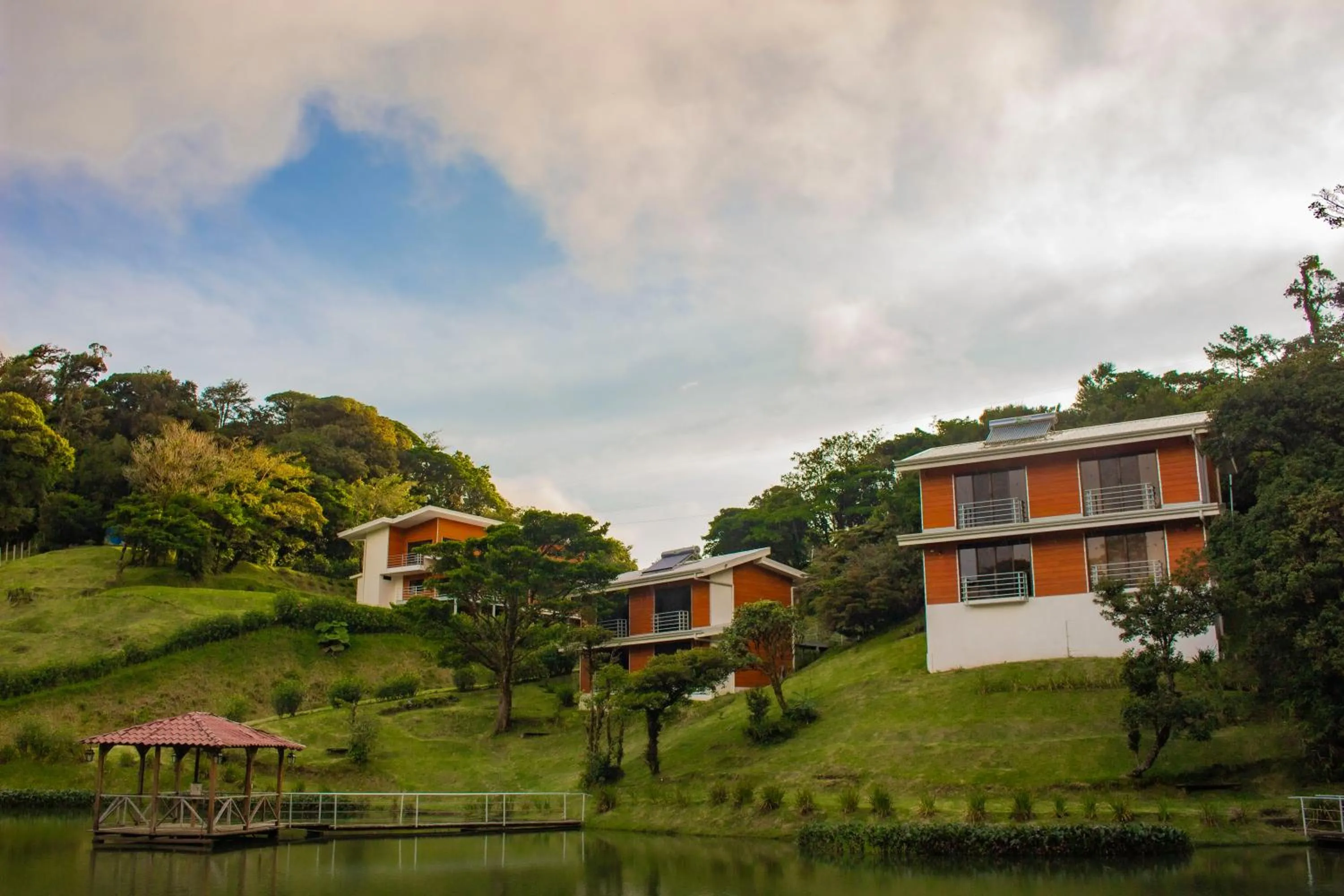 Lake view in Burbi Lake Lodge Monteverde