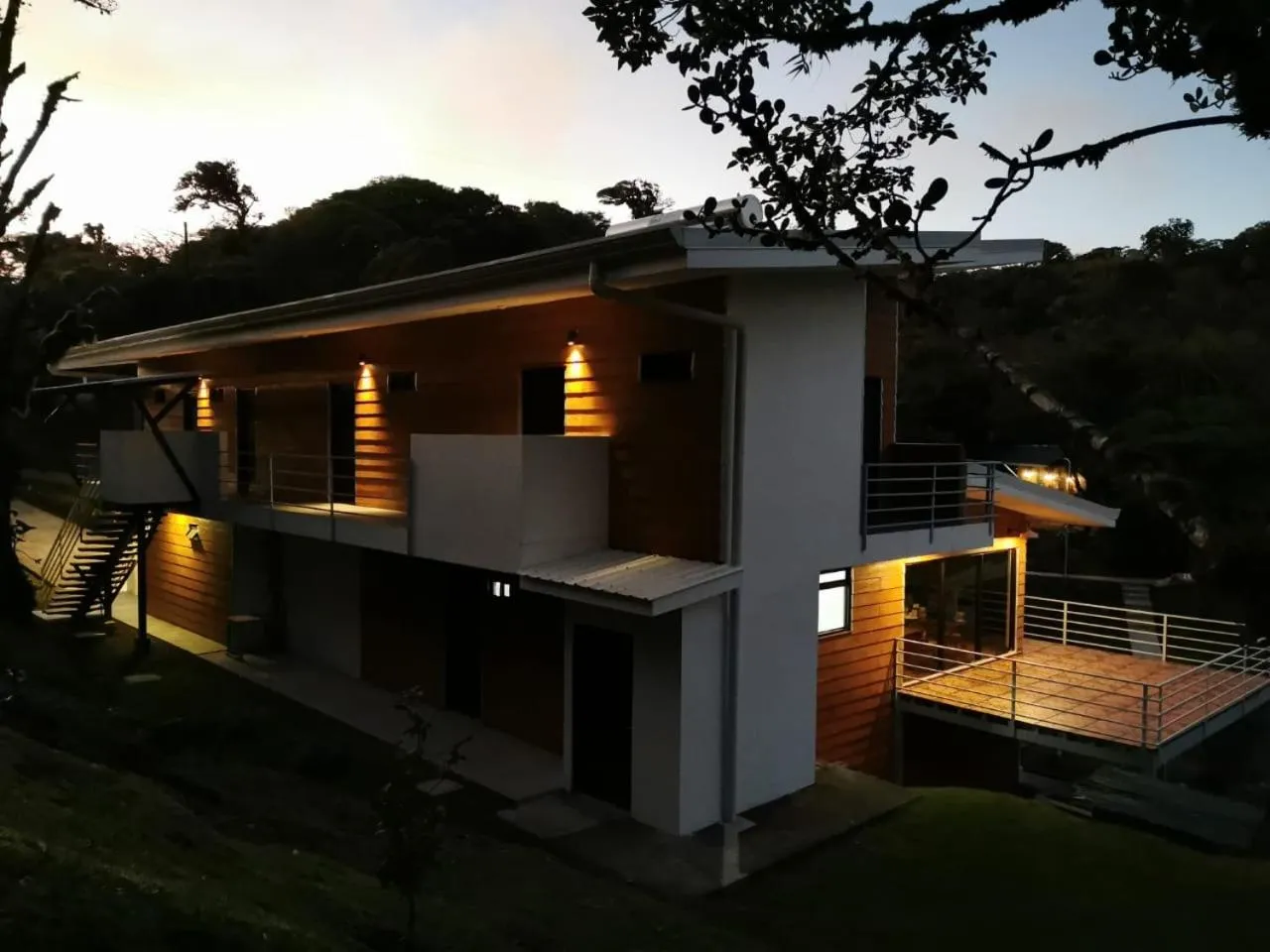 Property building in Burbi Lake Lodge Monteverde