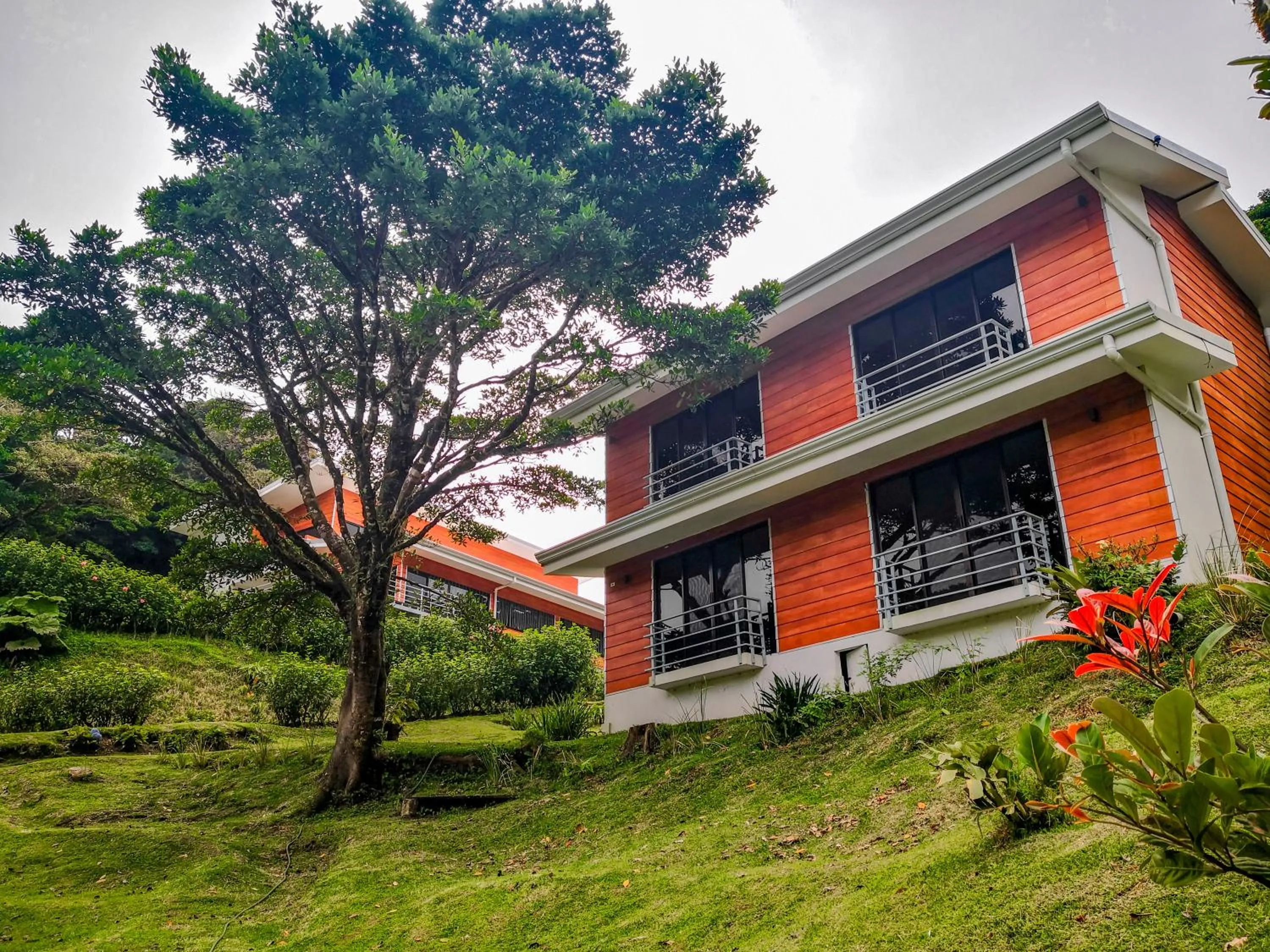 Property building in Burbi Lake Lodge Monteverde