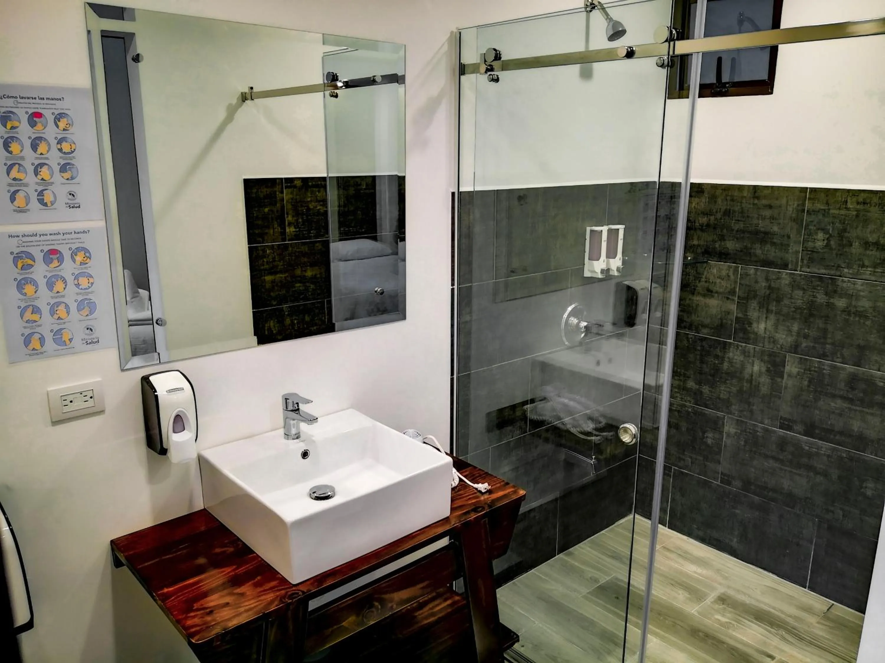 Bathroom in Burbi Lake Lodge Monteverde