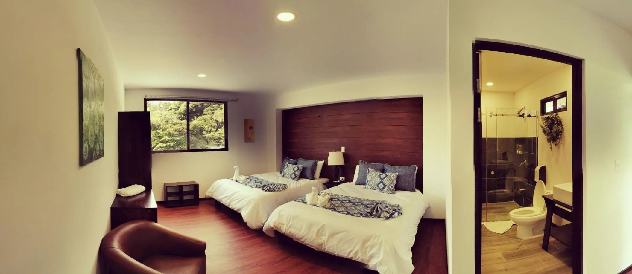 Bathroom, Bed in Burbi Lake Lodge Monteverde