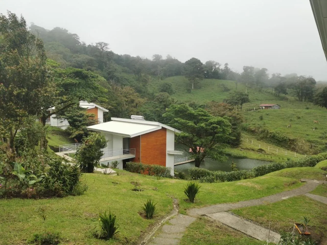 Property building in Burbi Lake Lodge Monteverde